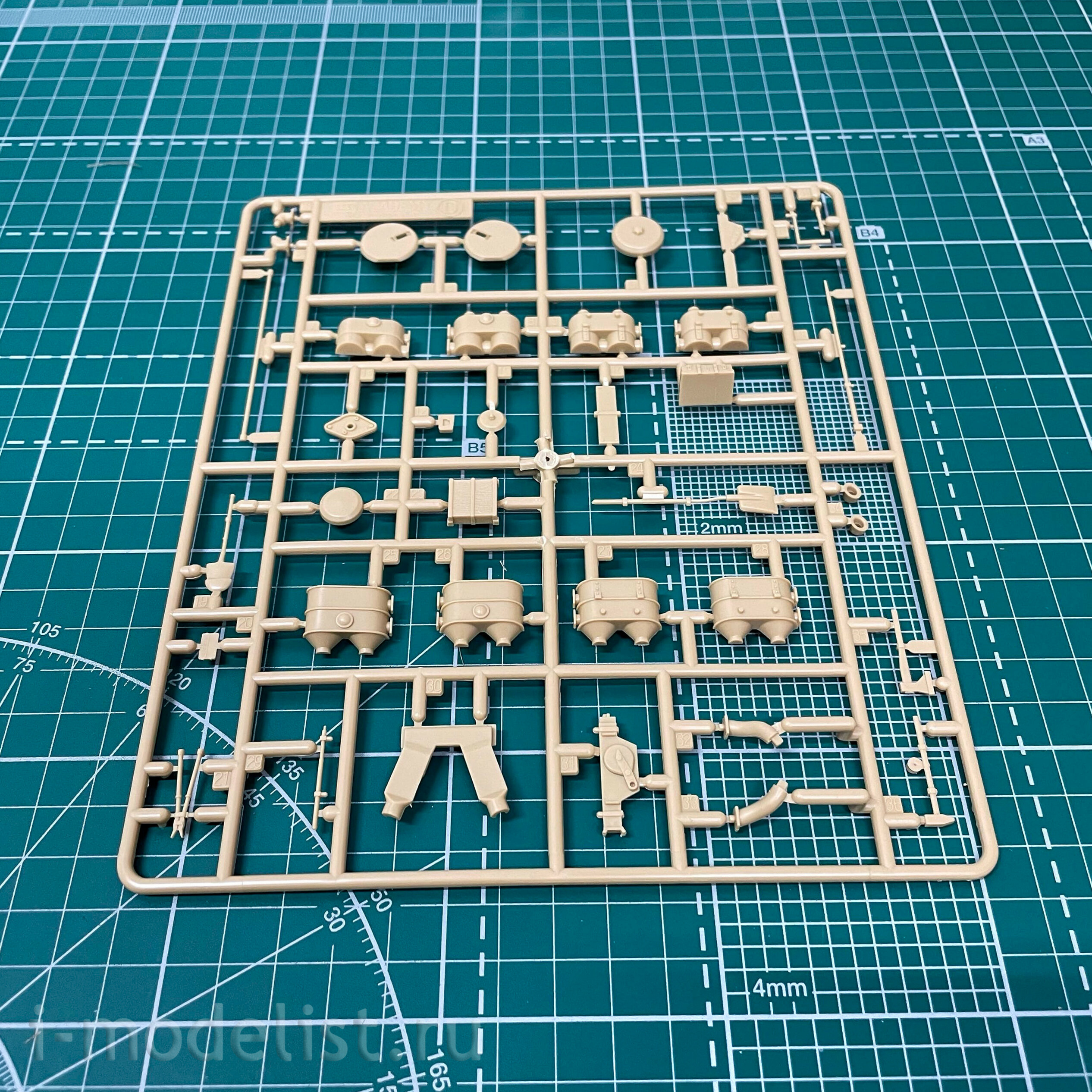 303563 Modeller of 1/35 PzKpfv VI Tiger Ausf. H, Kursk (repackaging of 