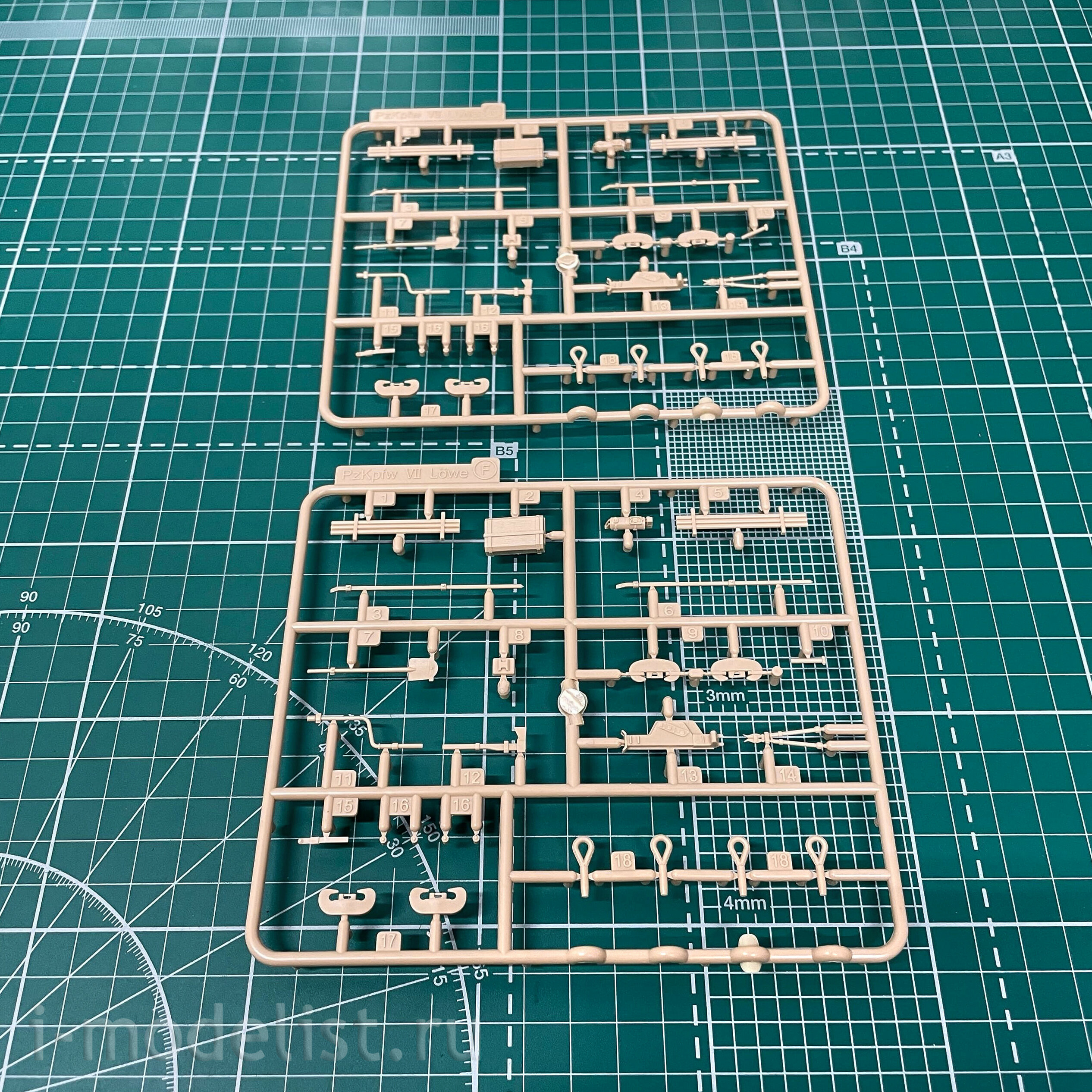 35A023 Amusing Hobby 1/35 Pz.Kpfw.VI Tiger(P)