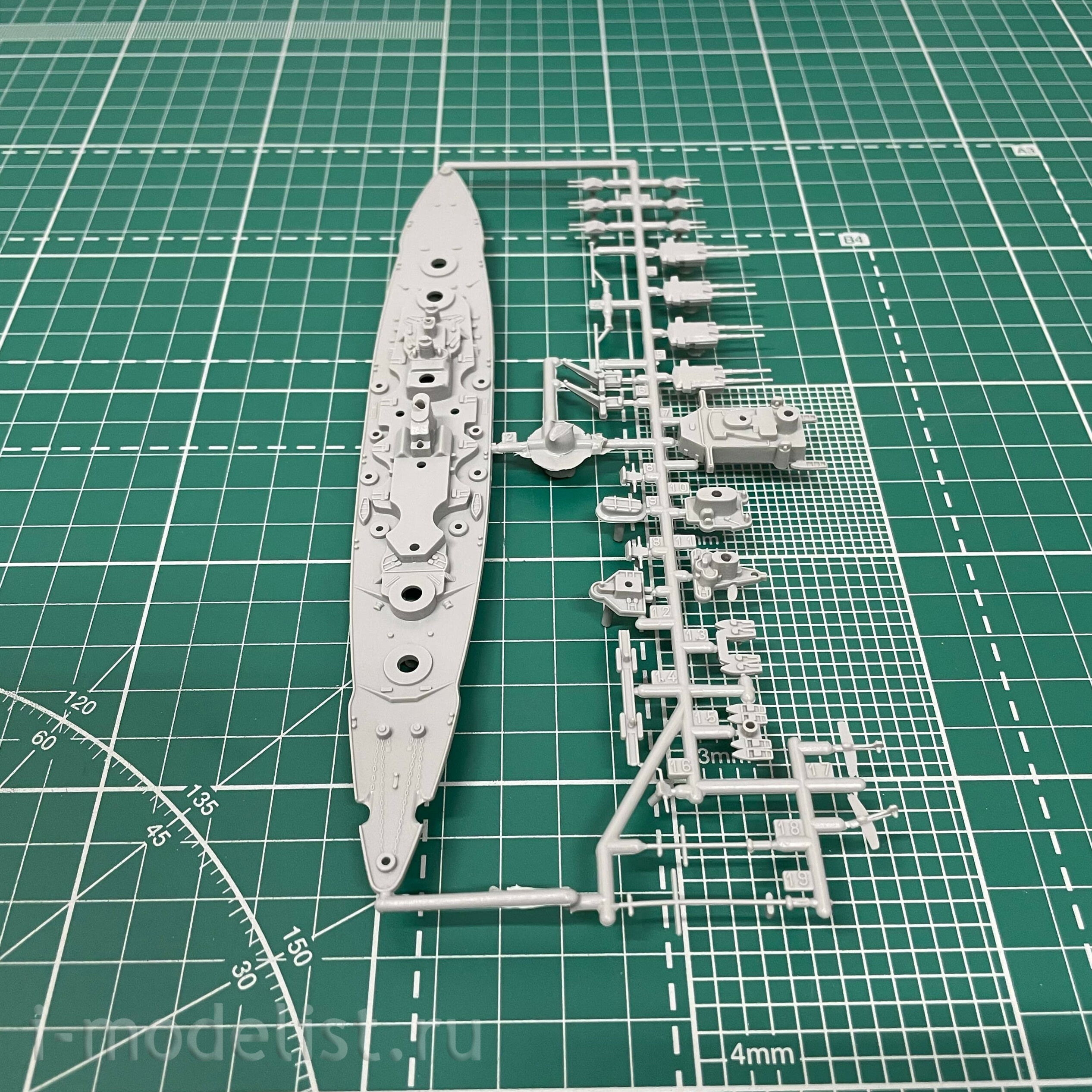 05802 Revell 1/1200 battleship Bismarck