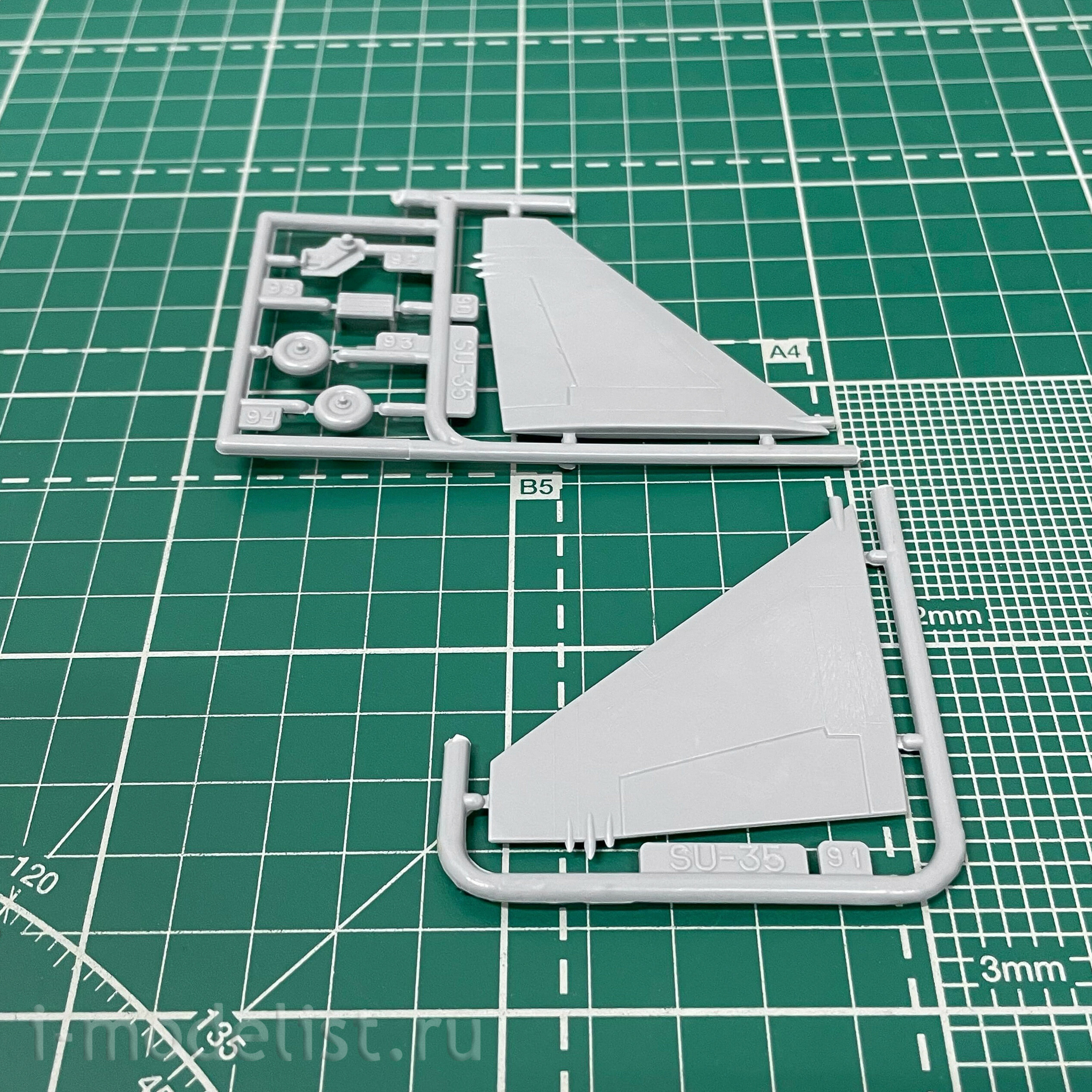 7240 Zvezda 1/72 Su-35 Air Superiority Fighter