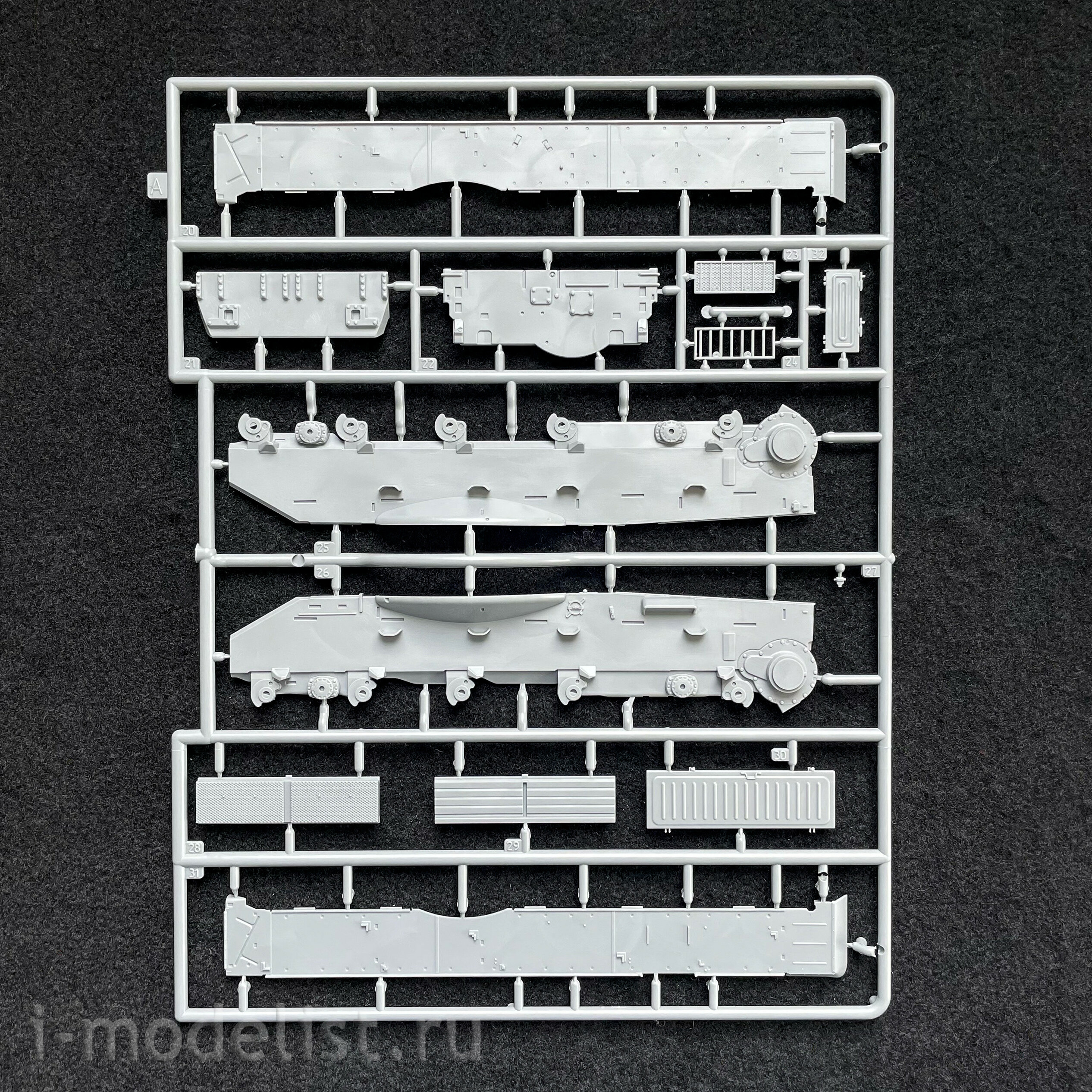 3673 Zvezda 1/35 T-62 tank of the 1974-75 model.