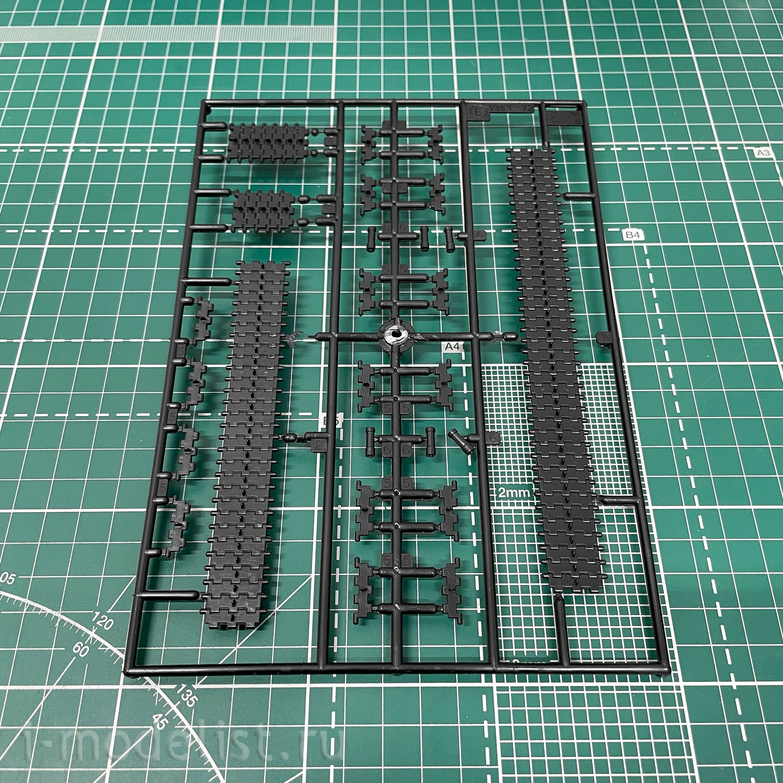 Zvezda 3552 1/35 T-72A