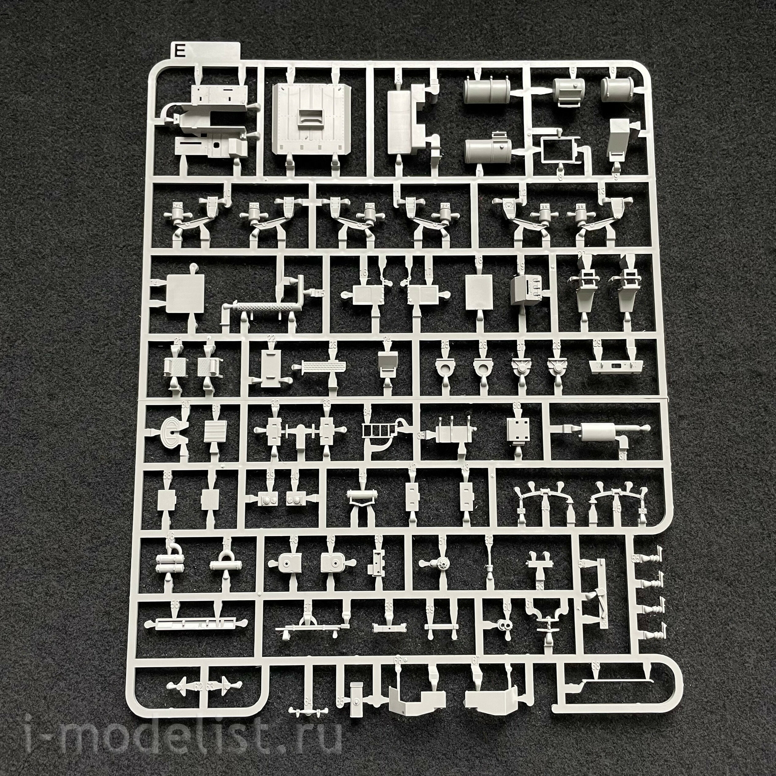 5019 Takom 1/72 Tractor M1070