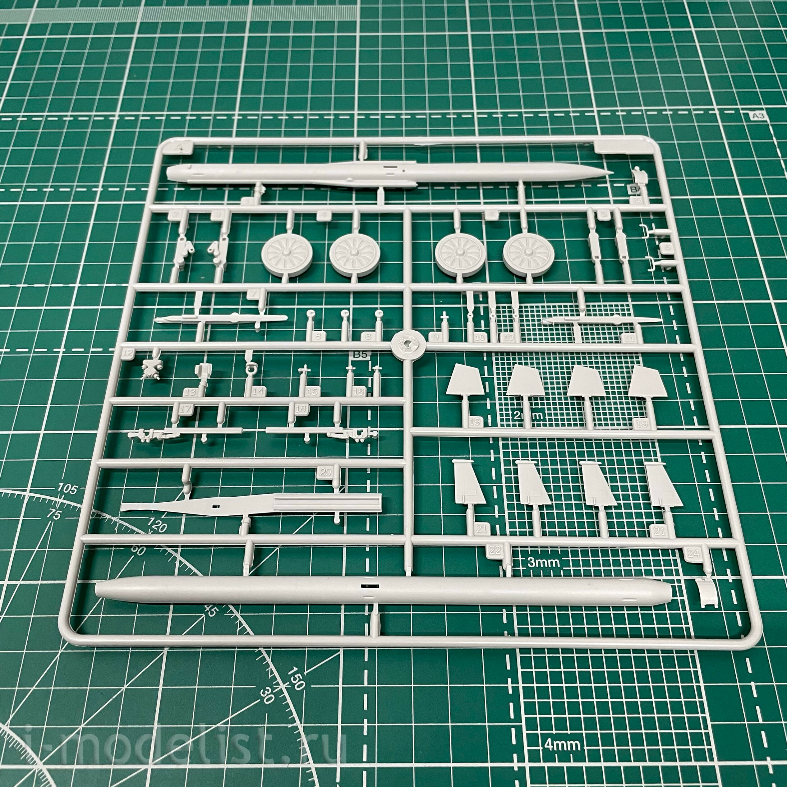 303537 Modeller of 1/35 SAM Launcher 