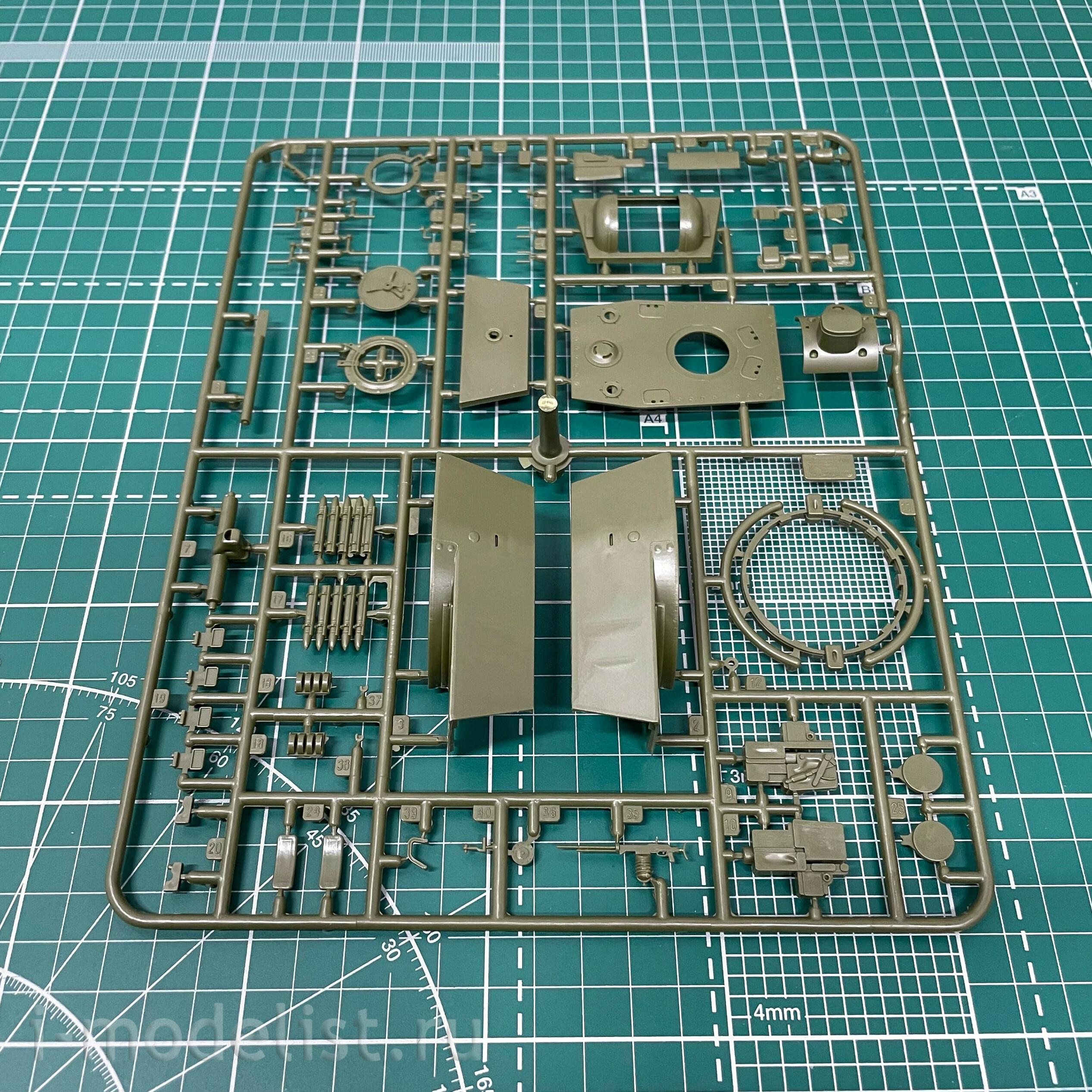 3539 Zvezda 1/35 Soviet tank KV-1