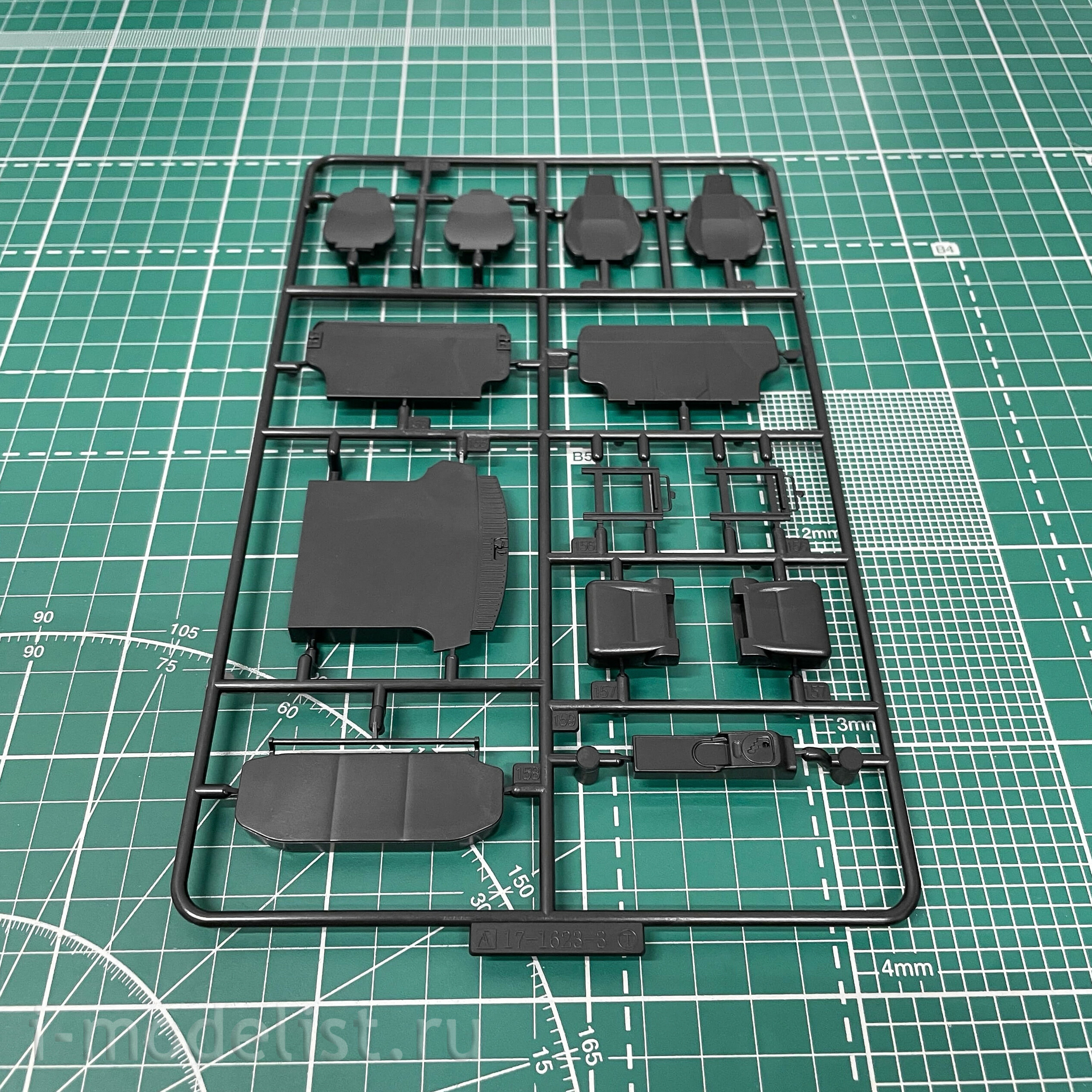 05786 Aoshima 1/24 Mazda Familia Van ' 18