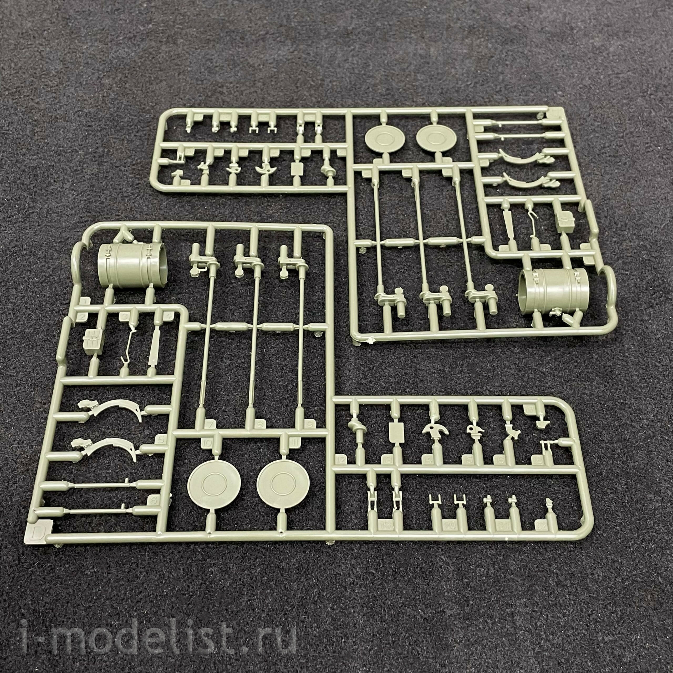 35A052 Amusing Hobby 1/35 Soviet T-72 Ural tank with full interior (under license from UVZ)