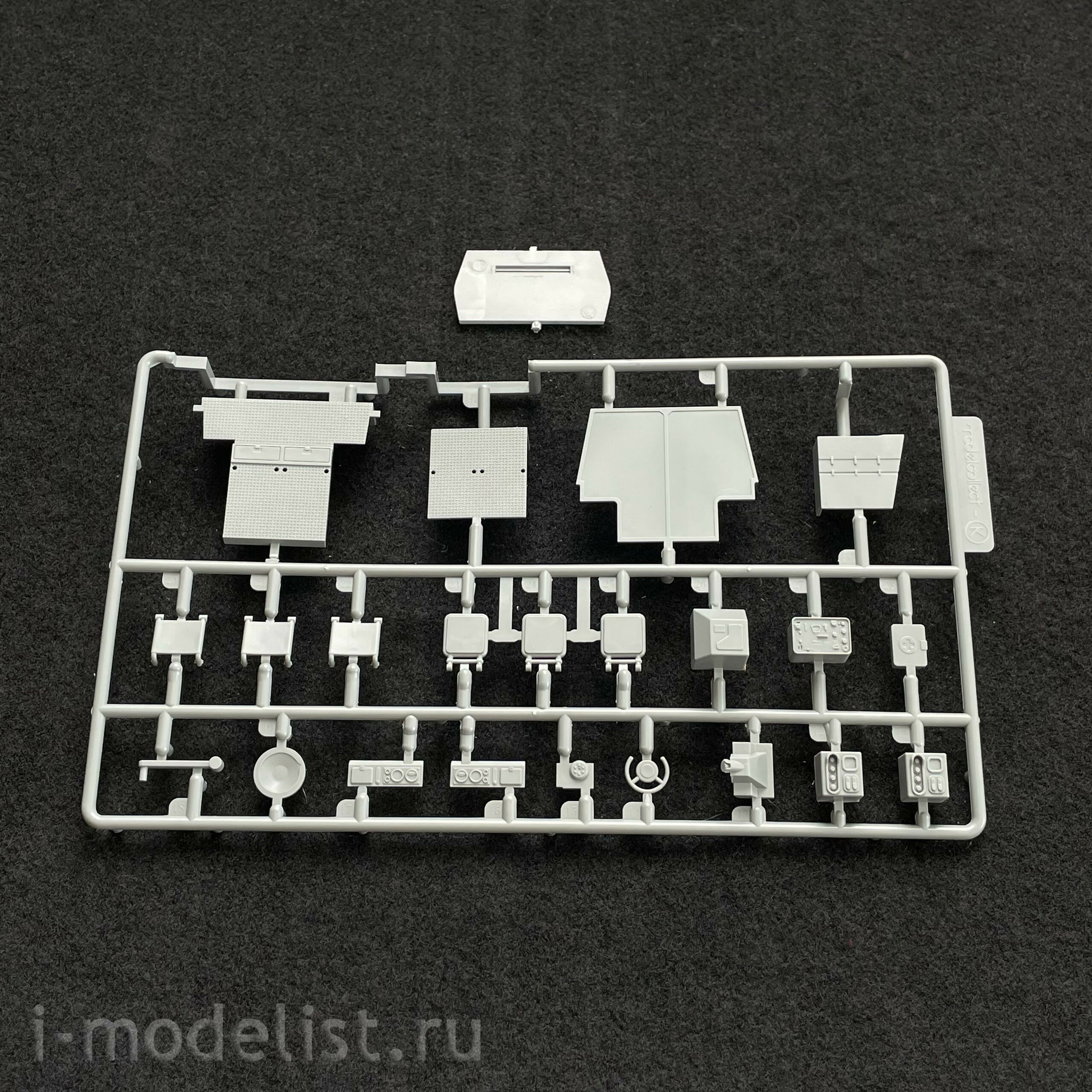 UA35043 Modelcollect 1/35 