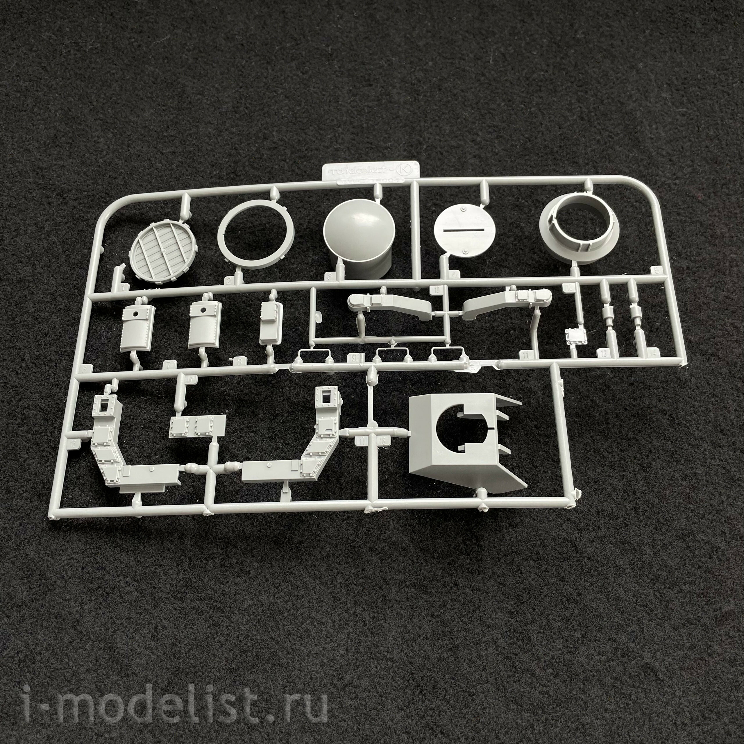 UA72351 Modelcollect 1/72 