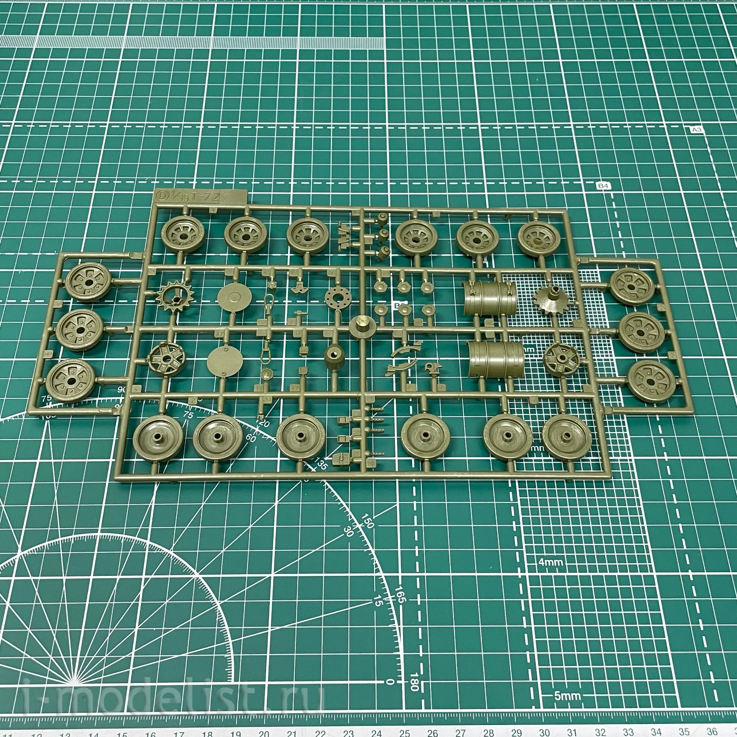 3551 Zvezda 1/35 T-72B tank with active armor