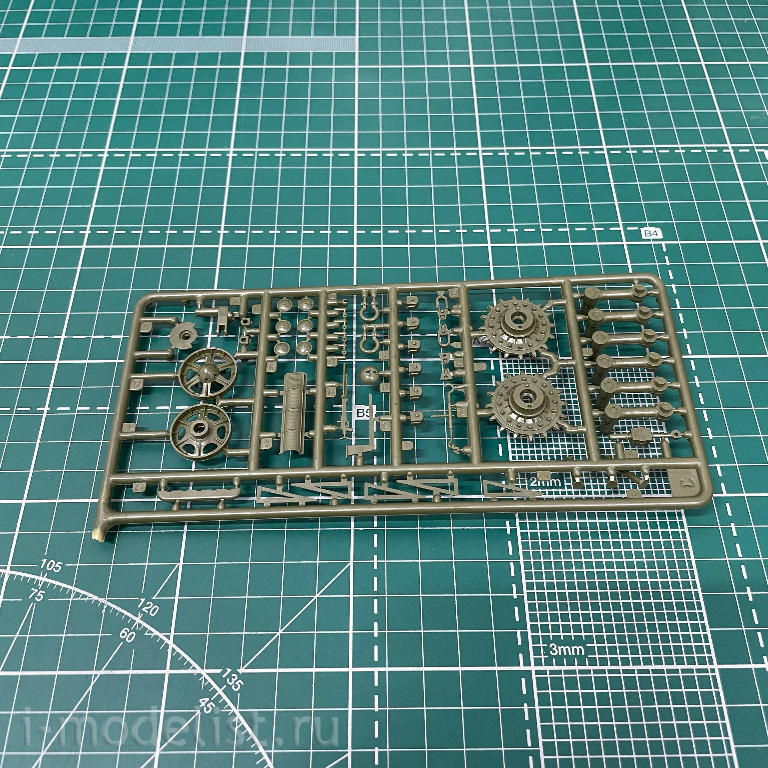 3539 Zvezda 1/35 Soviet tank KV-1