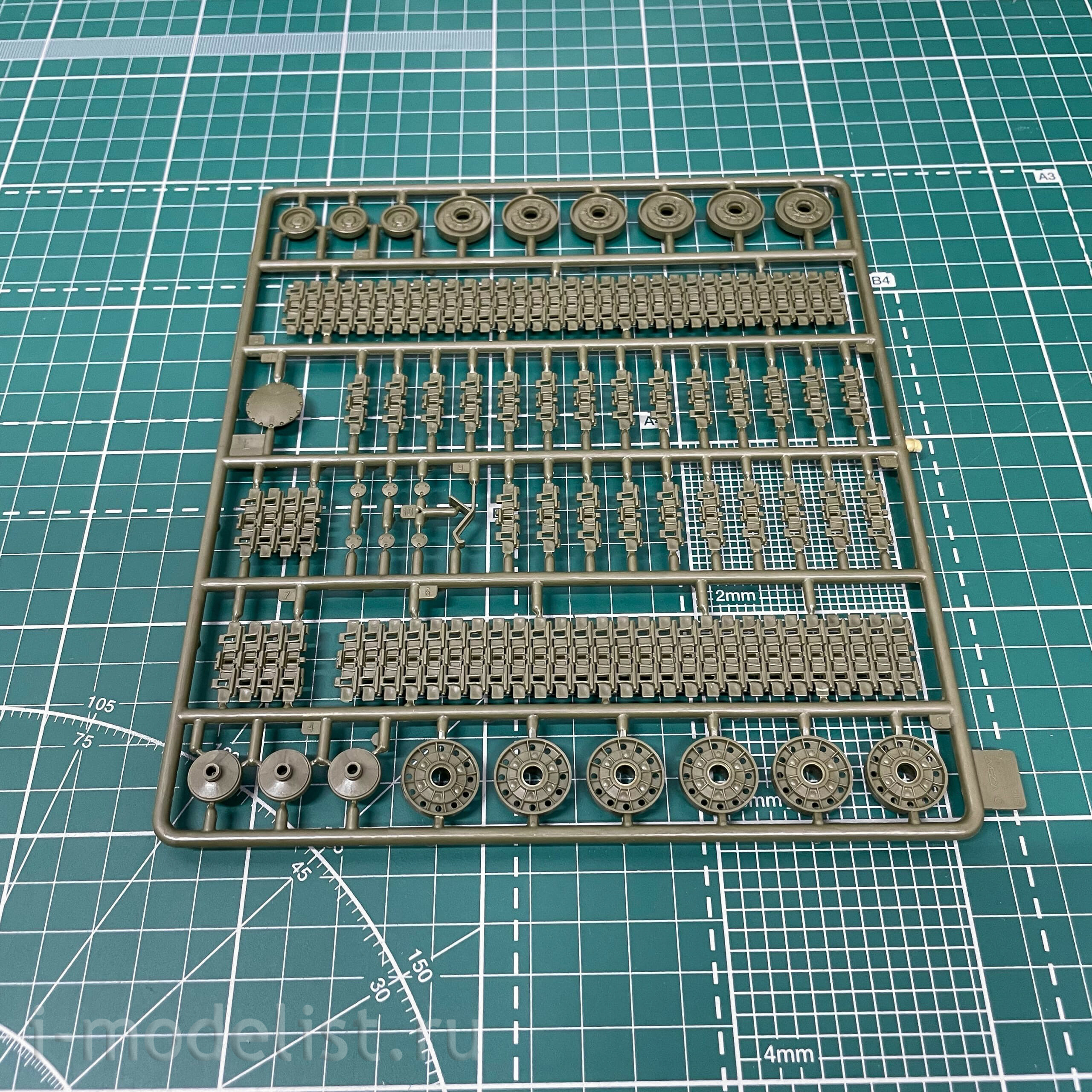 3539 Zvezda 1/35 Soviet tank KV-1