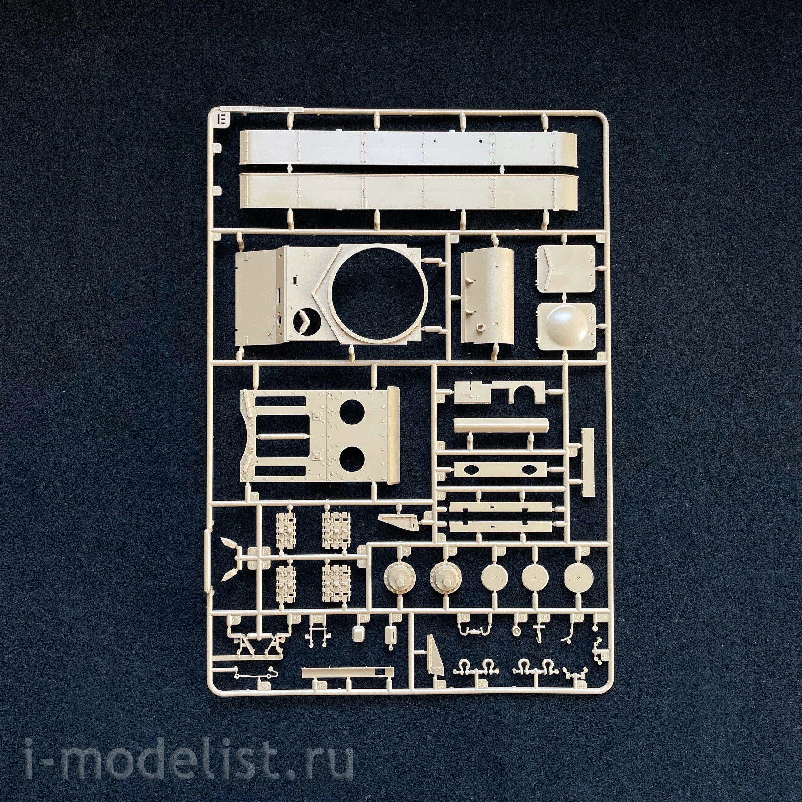 RM-5041 Rye Field Model 1/35 Soviet KV-1 tank with a simplified turret, issue 1942