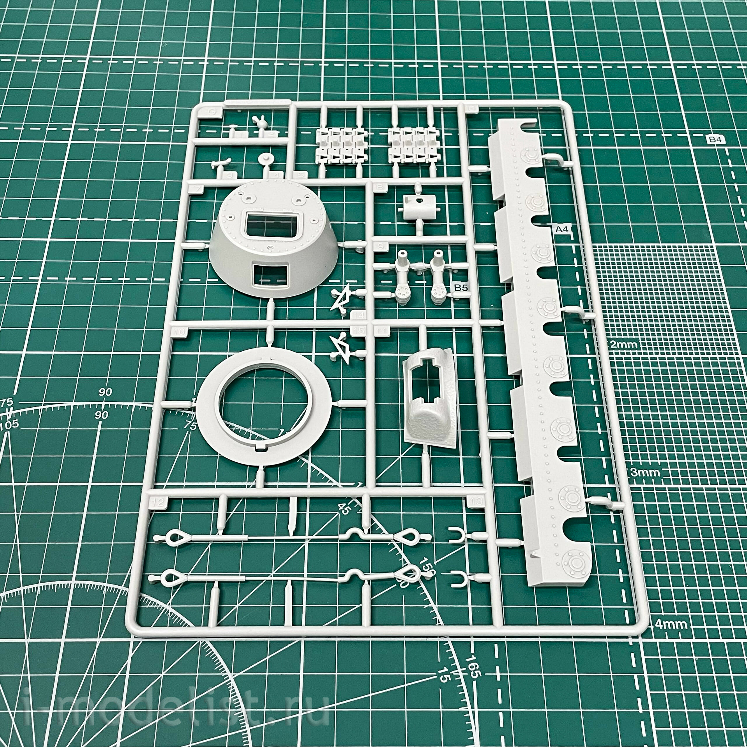09590 Trumpeter 1/35 Soviet heavy tank T-100