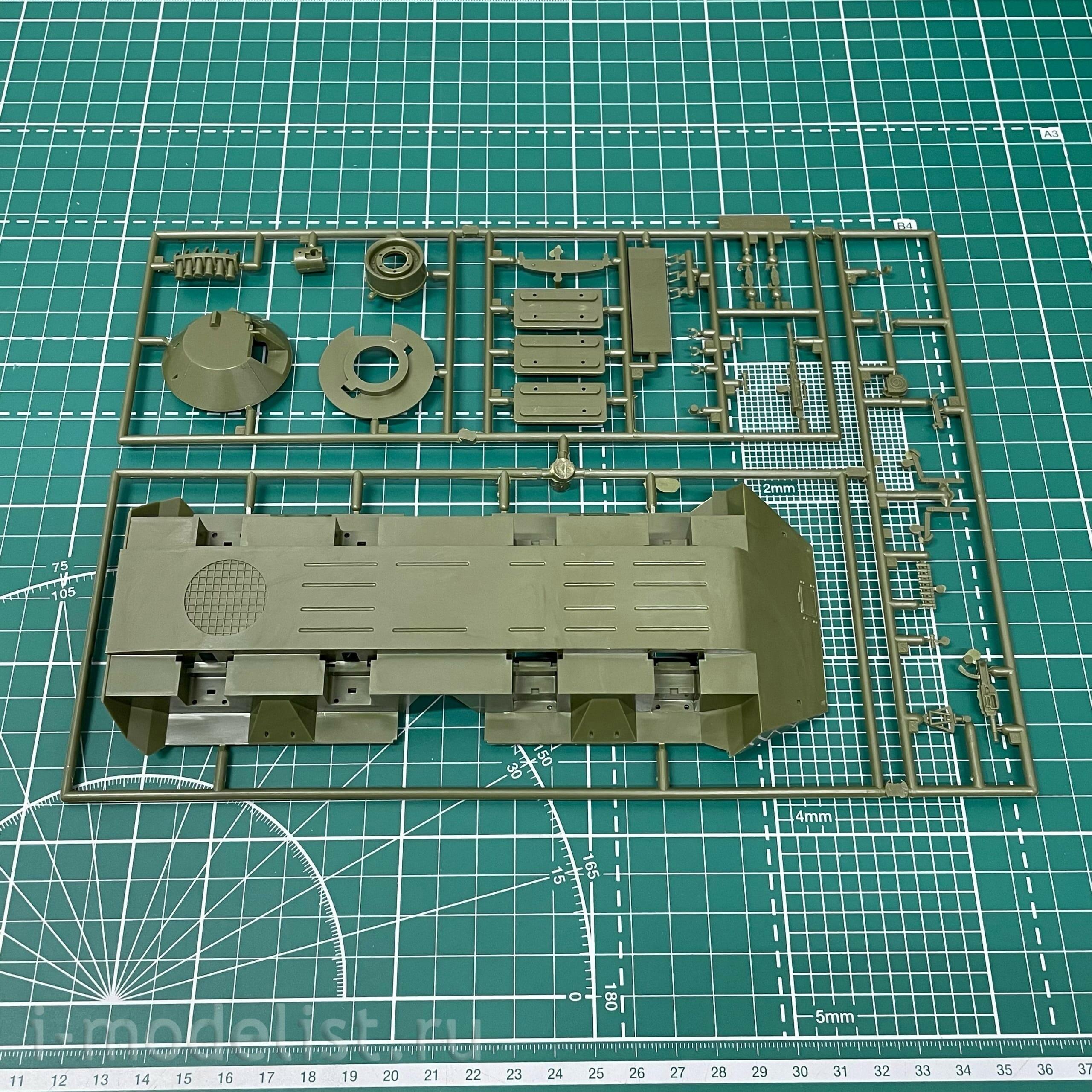 3557 Zvezda 1/35 Soviet BTR-70 (Afghan war)