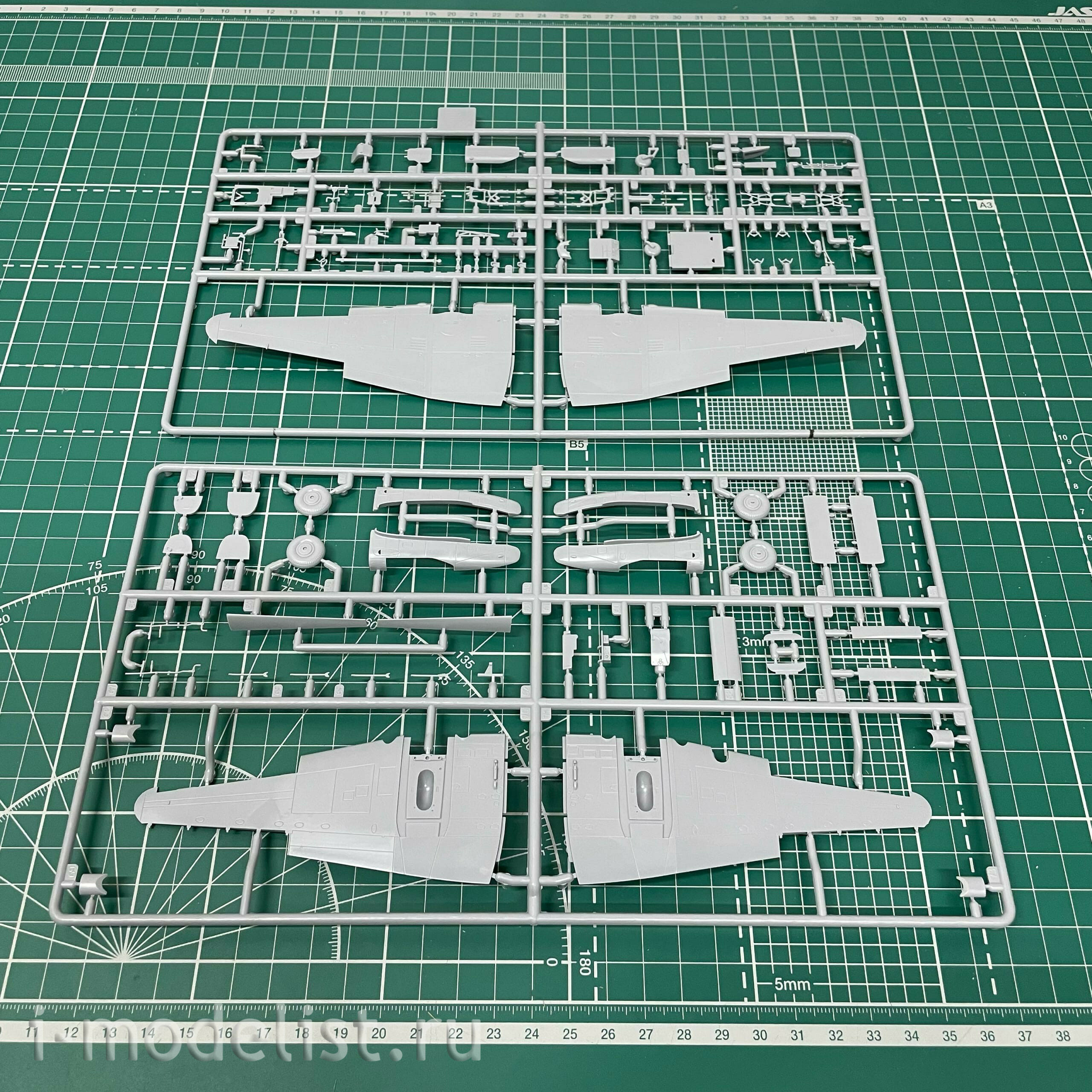 7283П Zvezda 1/72 Подарочный набор: Советский пикирующий бомбардировщик Пе-2