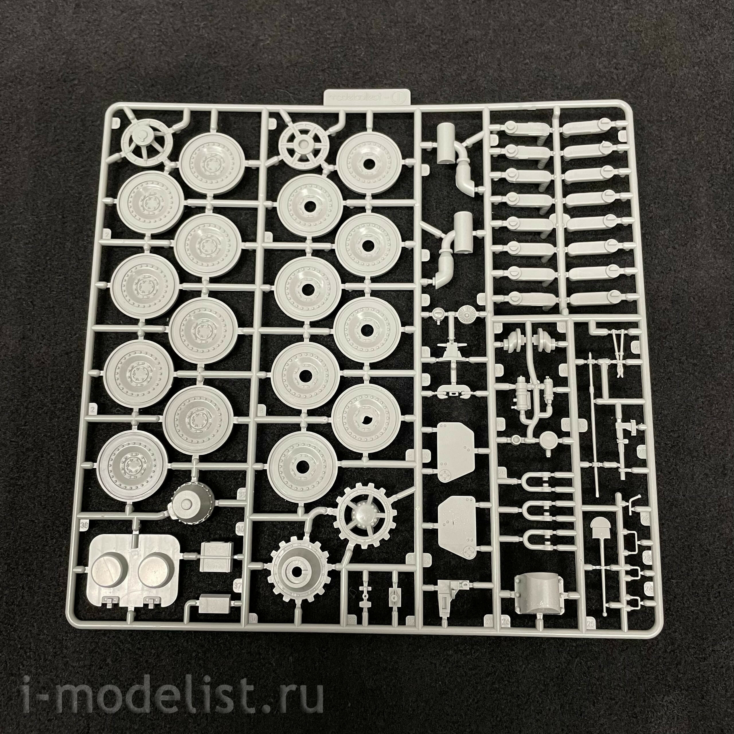 UA35042 Modellcolelct 1/35 German Sdkfz 553 Kaiserkafer with Twin 15 cm sIG 33 howitzers