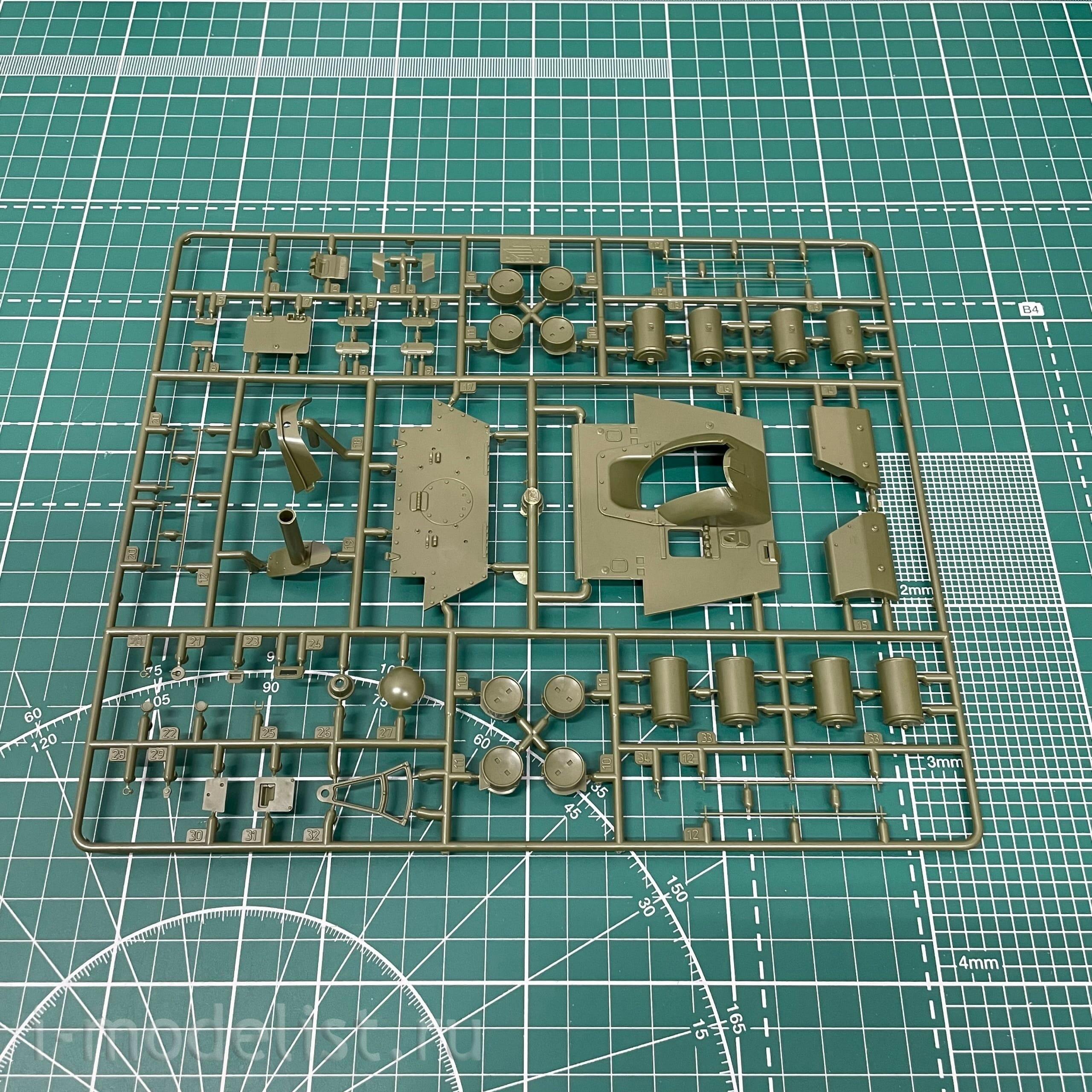 3691 Zvezda 1/35 Soviet su-122 tank destroyer