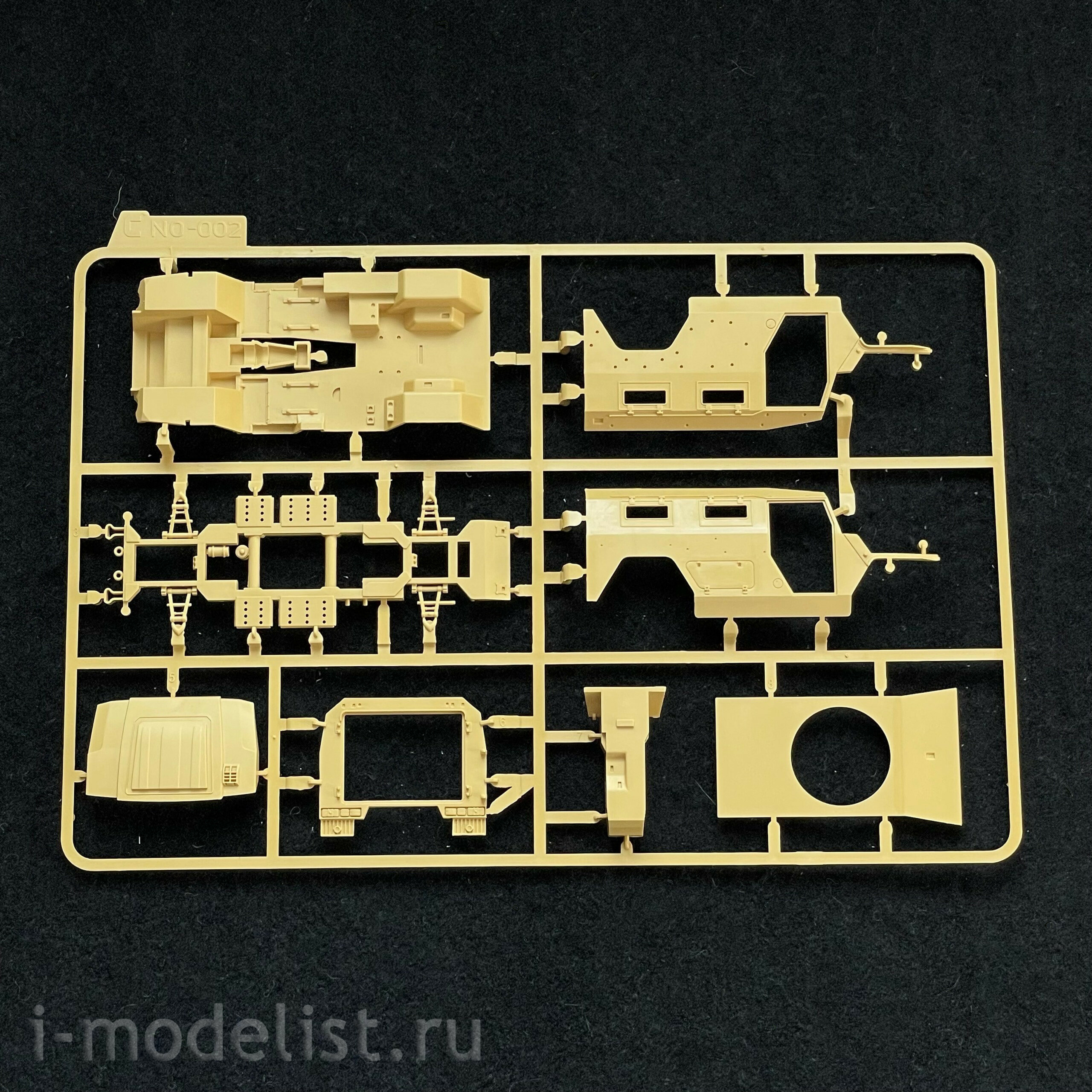 No.-002 Suyata 1/48 T-90A Main Battle tank (licensed by UVZ) and 233014 Tiger armored vehicle