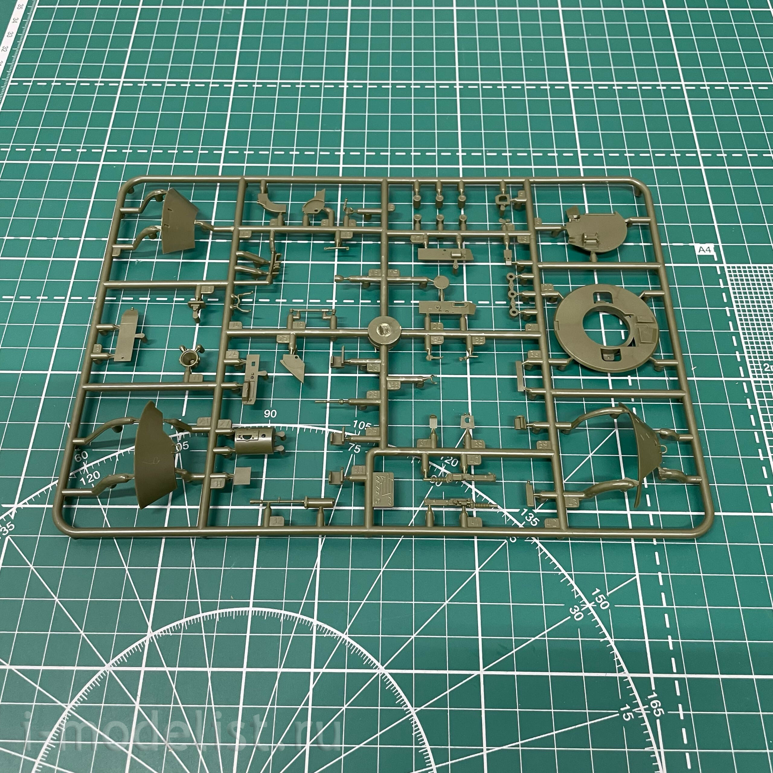 3587 Zvezda 1/35 Russian BTR-70 armored personnel carrier with MA-7 turret