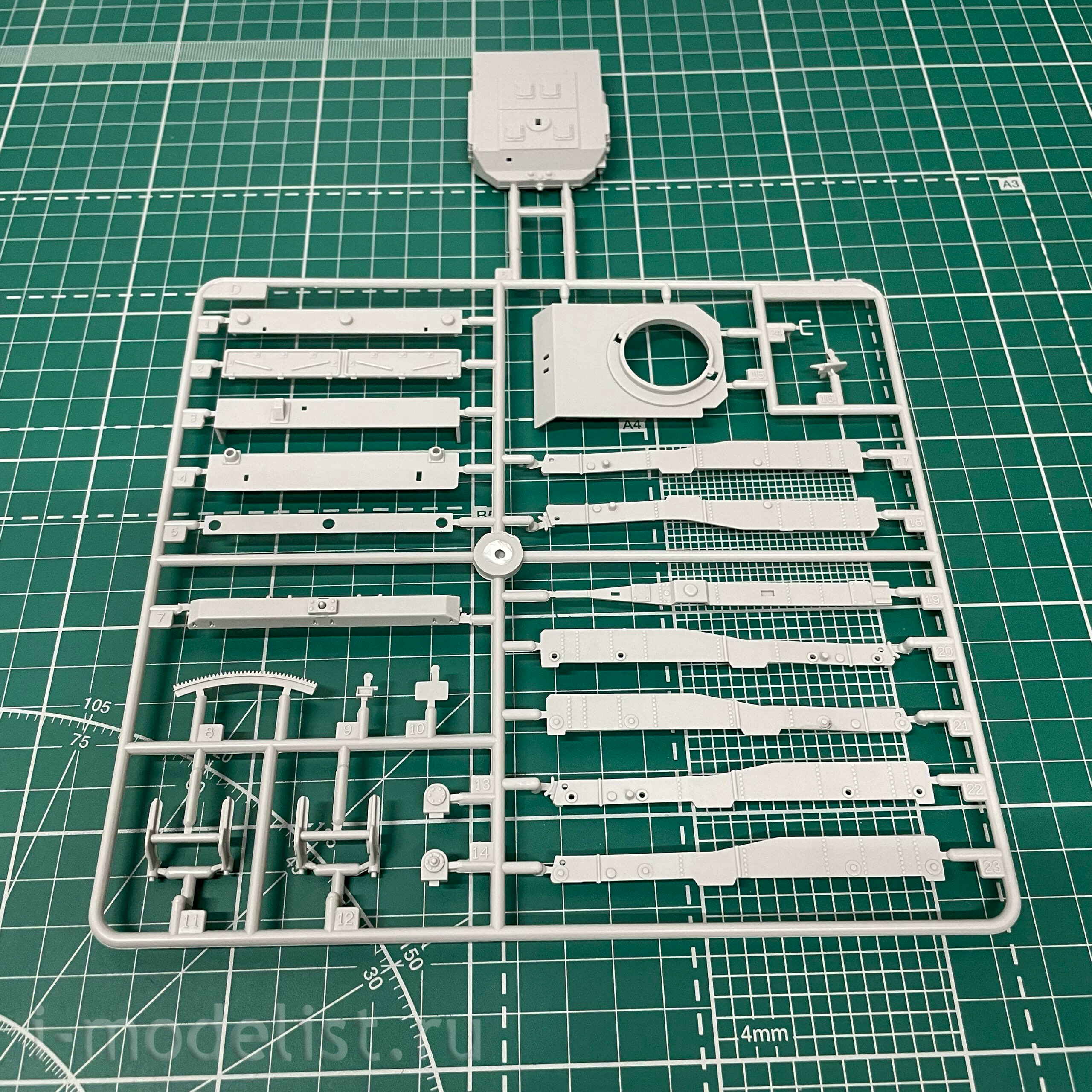 303537 Modeller of 1/35 SAM Launcher 