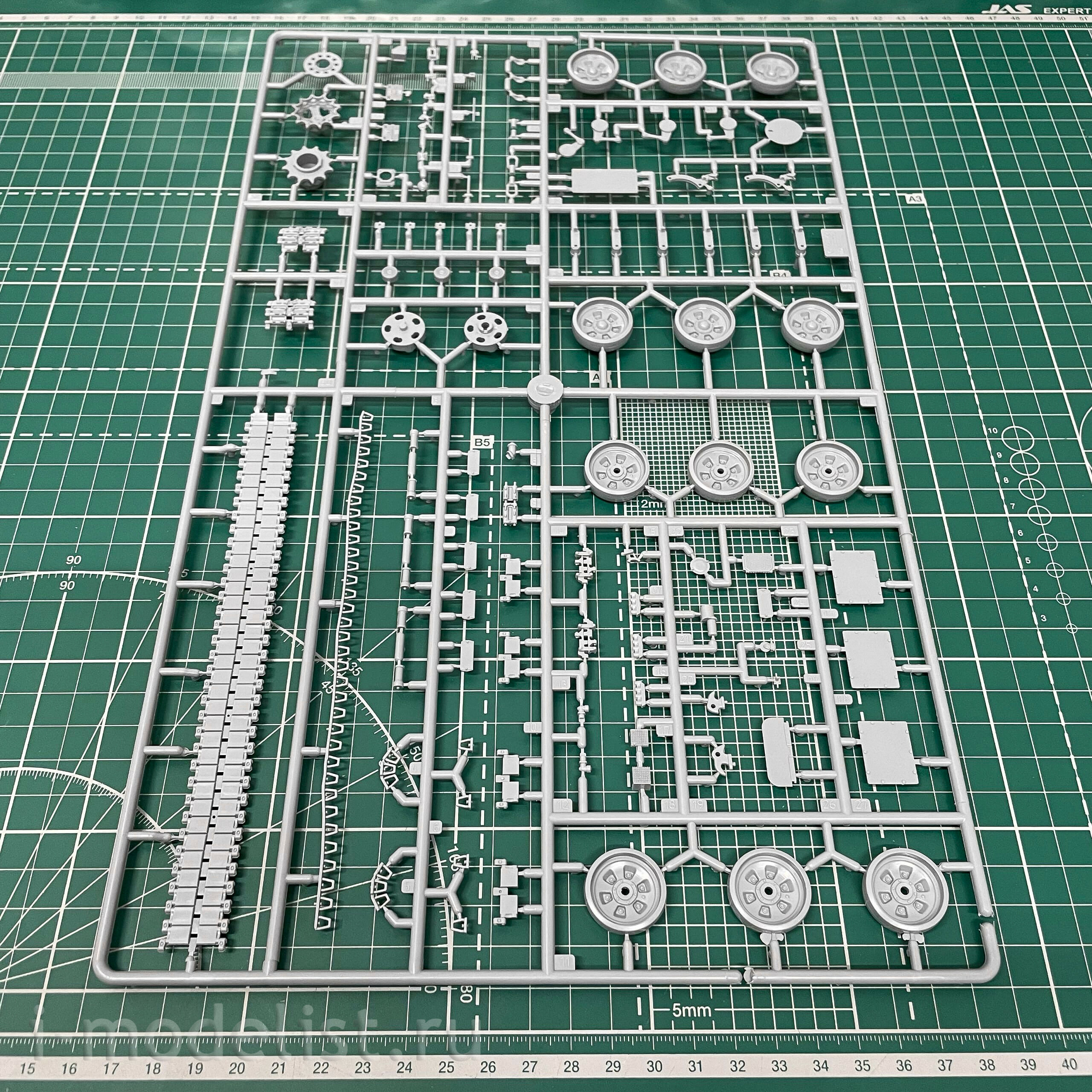 3573 Zvezda 1/35 Main battle tank T-90