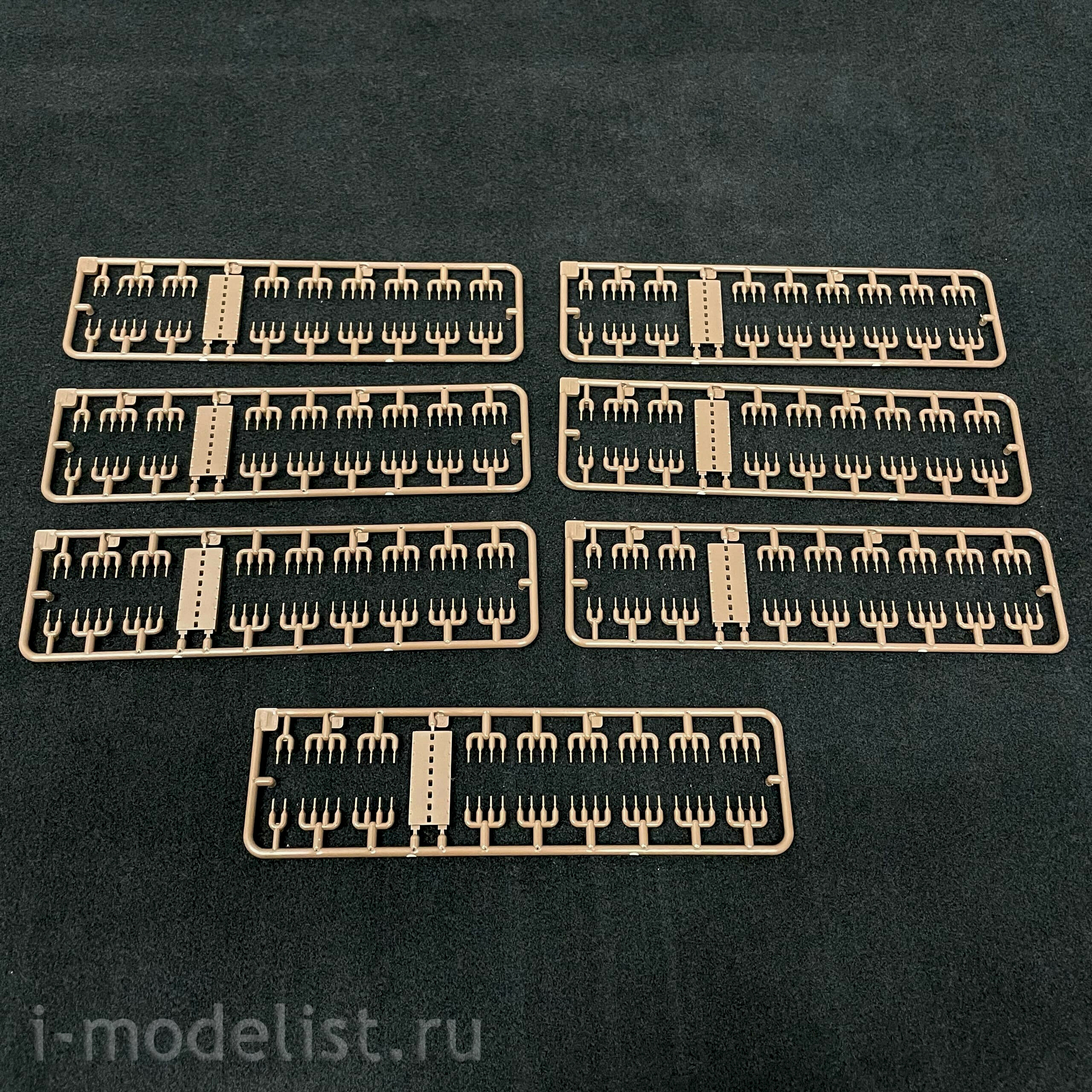 35A041 Amusing Hobby 1/35 Soviet T-72AV tank with full interior (under license from UVZ)
