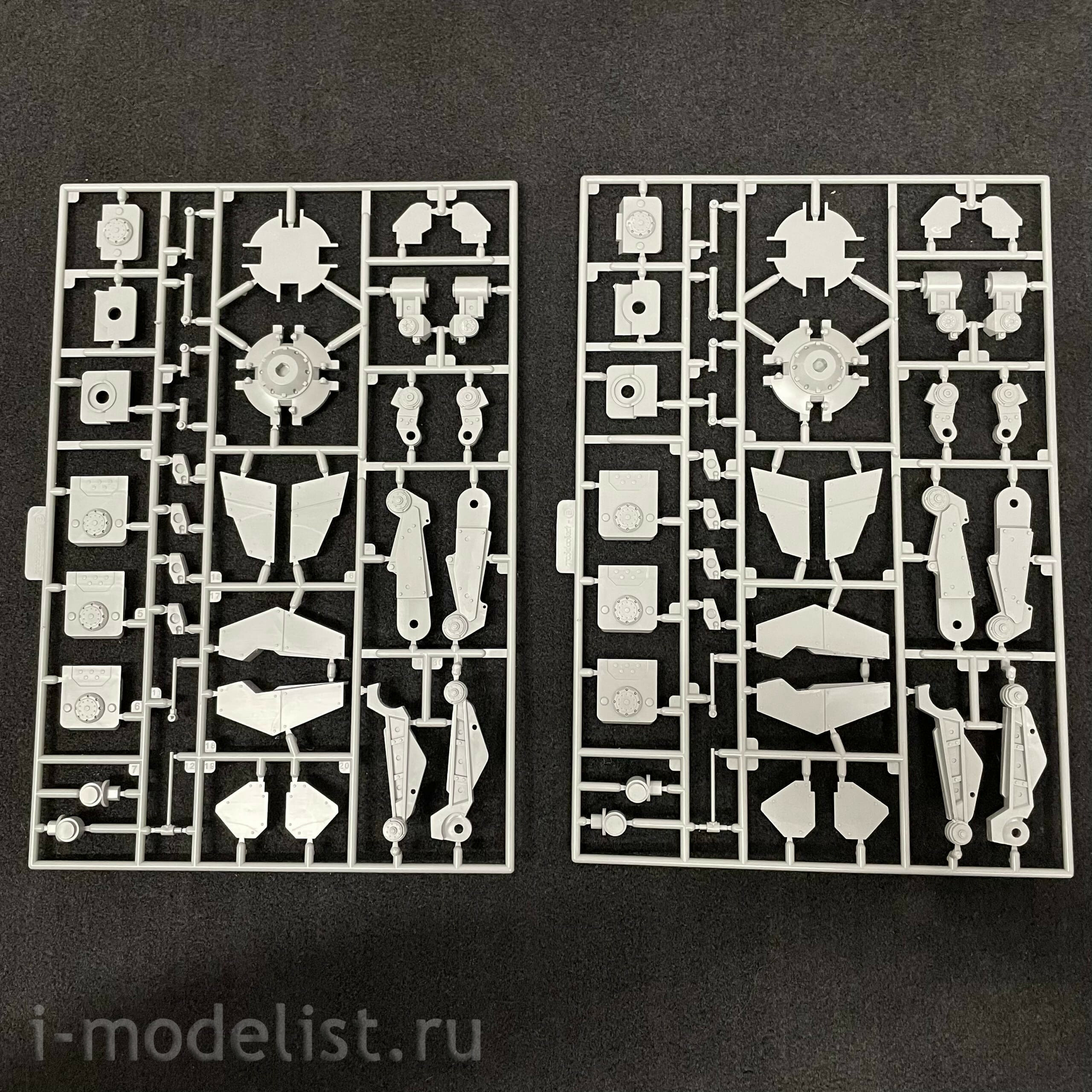 UA35042 Modellcolelct 1/35 German Sdkfz 553 Kaiserkafer with Twin 15 cm sIG 33 howitzers