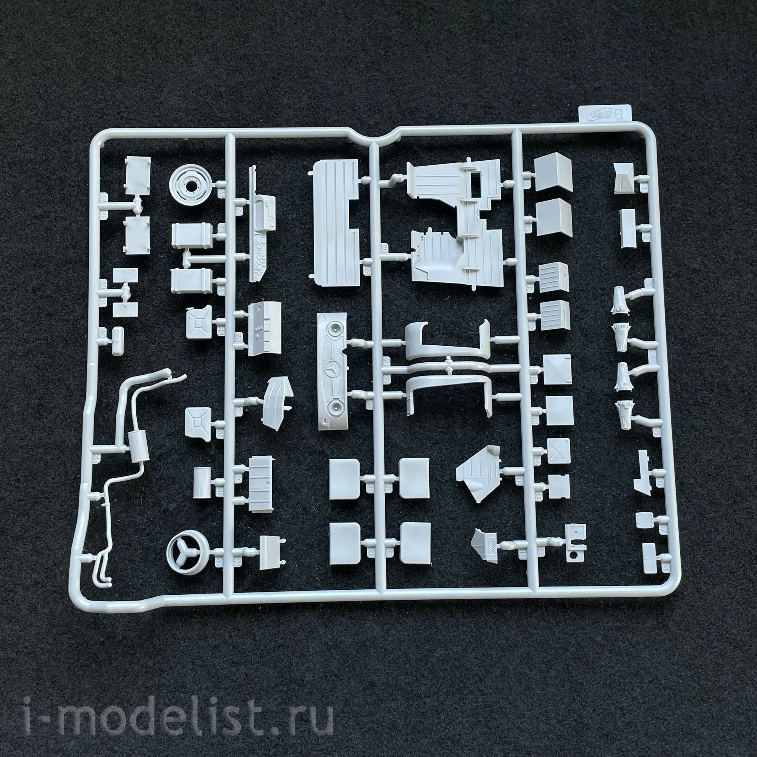 AK35505 AK Interactive 1/35 Unimog-S 404 SUV, Europe and Africa