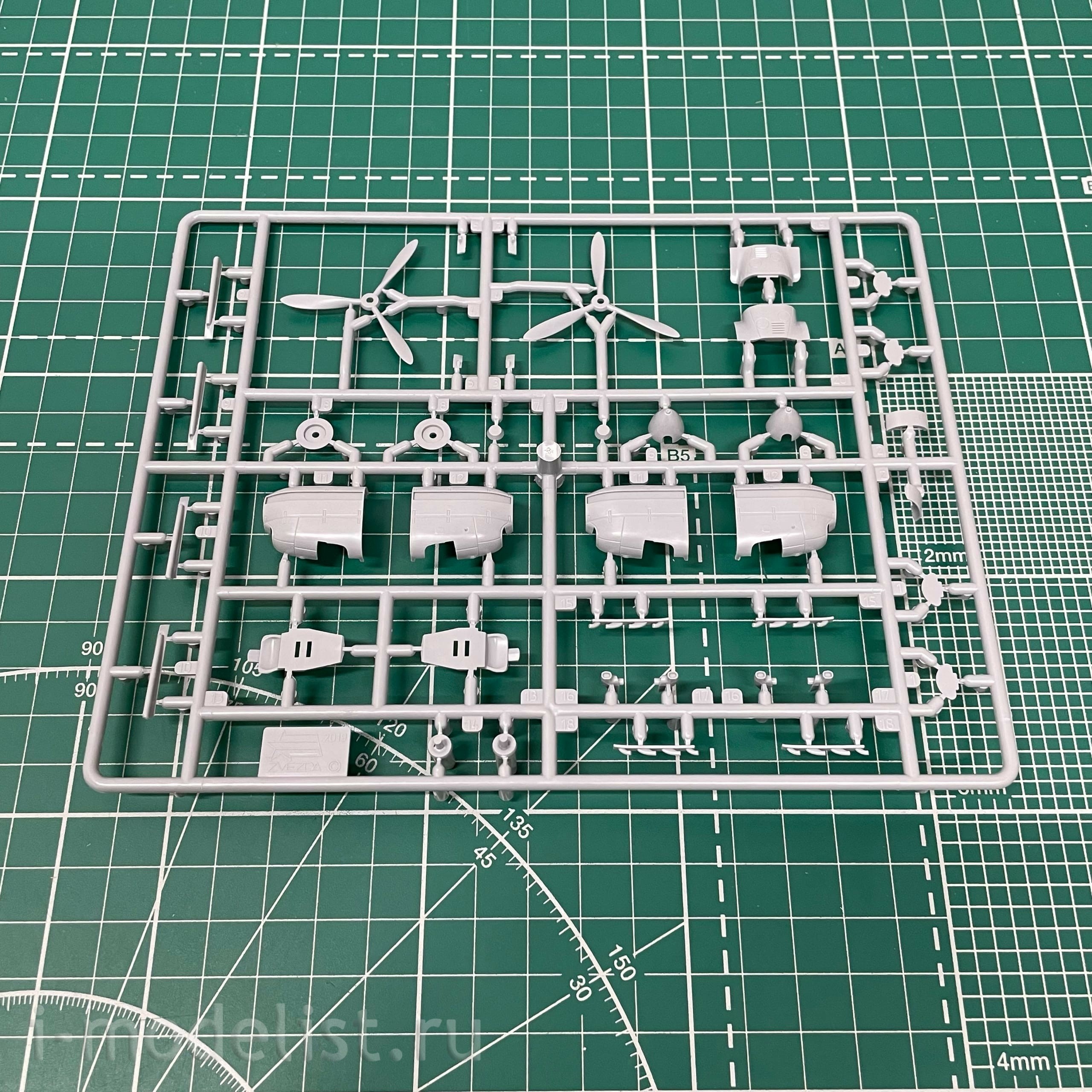 7283 Zvezda 1/72 Soviet diving bomber Pe-2