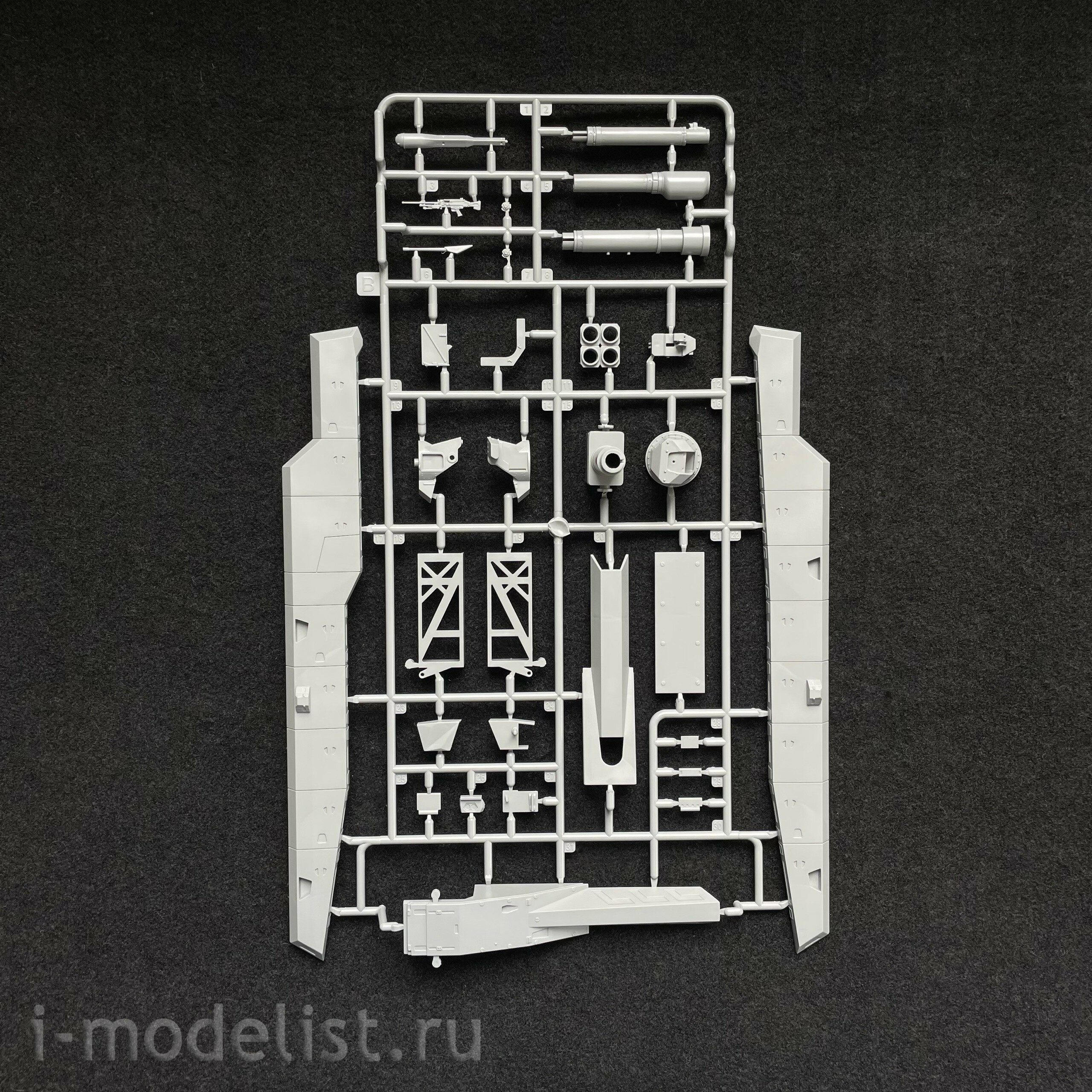 35A047 Amusing Hobby 1/35 German Main Battle Tank KF-51 Panther