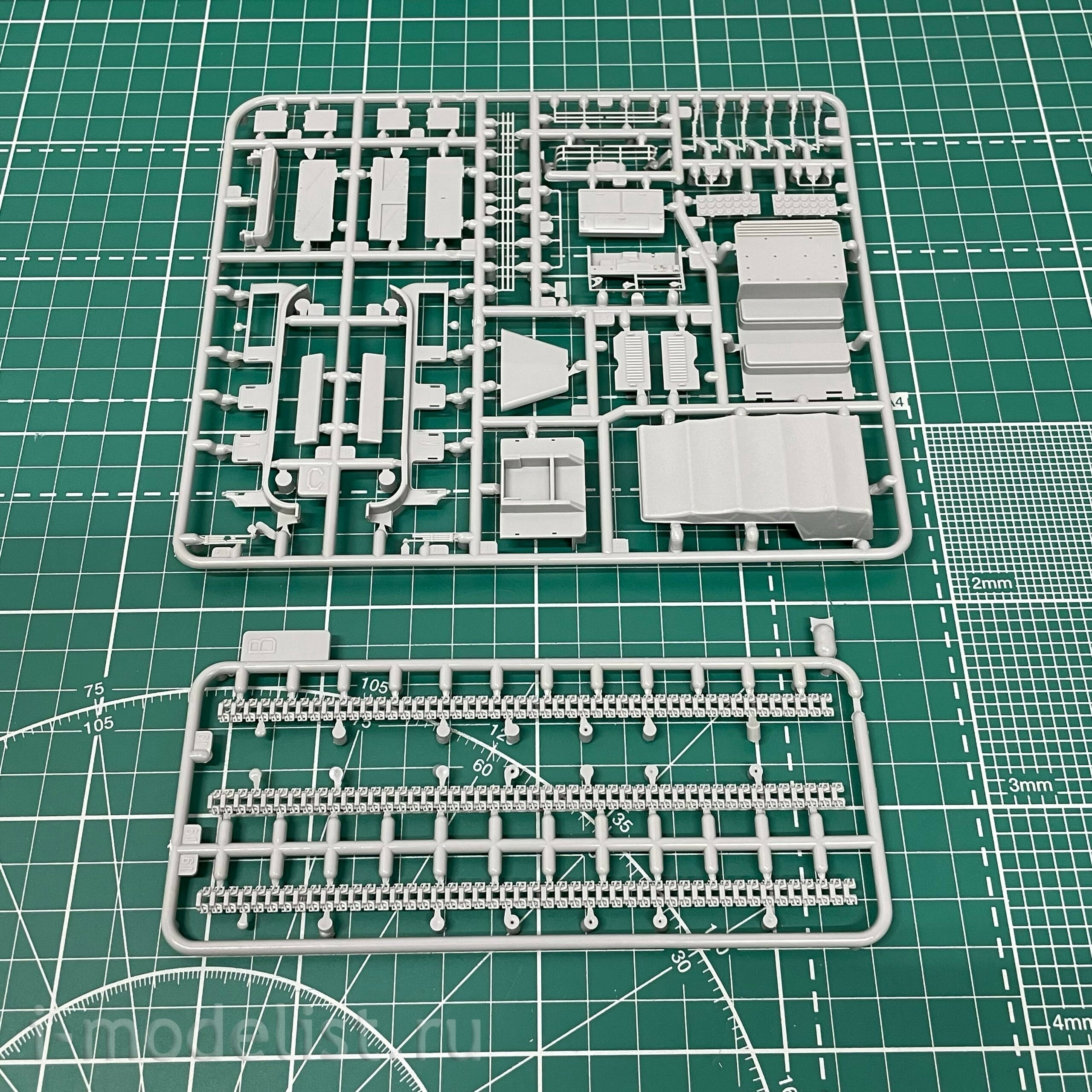 03263 Revell 1/72 semi-Track tractor Sd Kfz 7