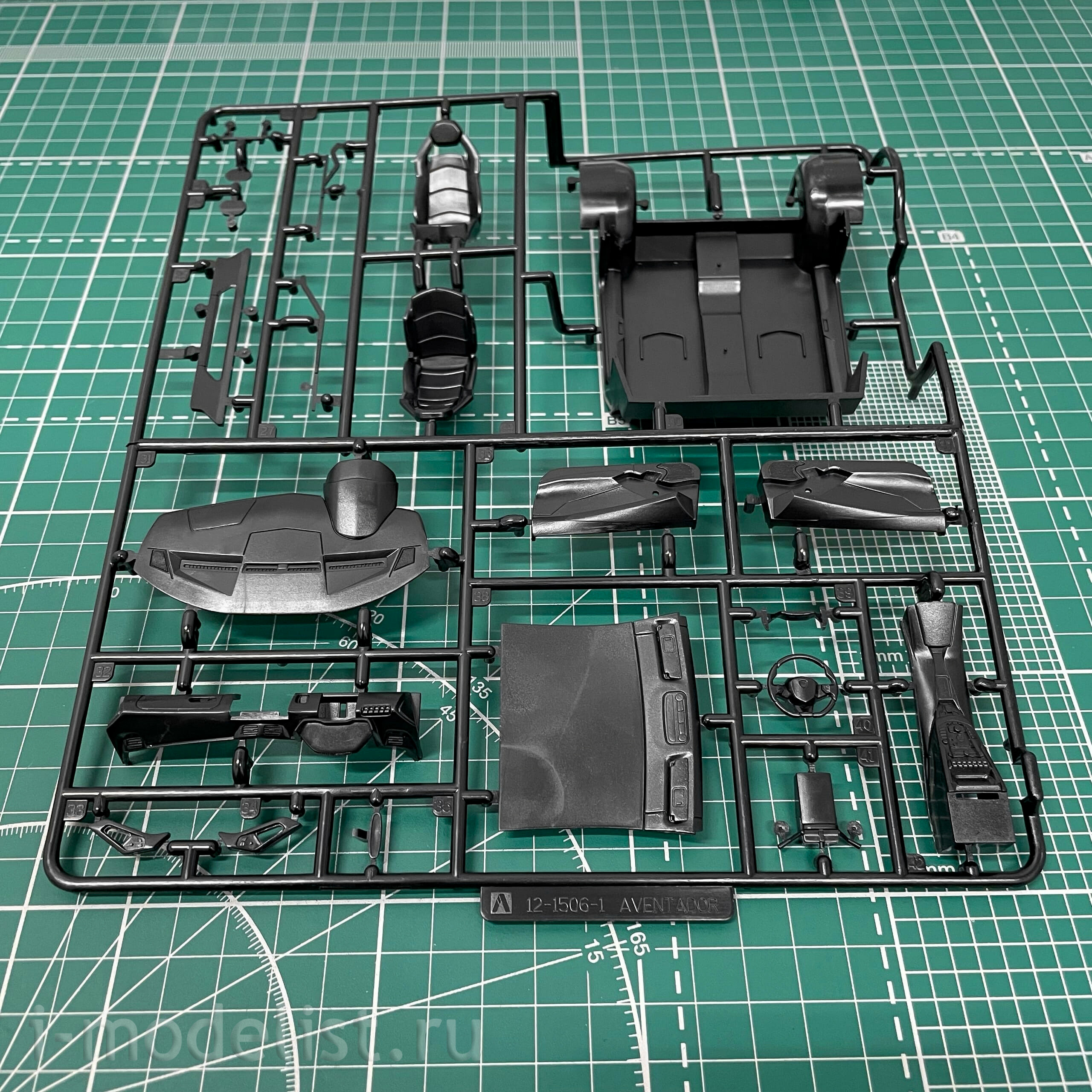 06120 Aoshima 1/24 '15 Lamborghini Aventador SV