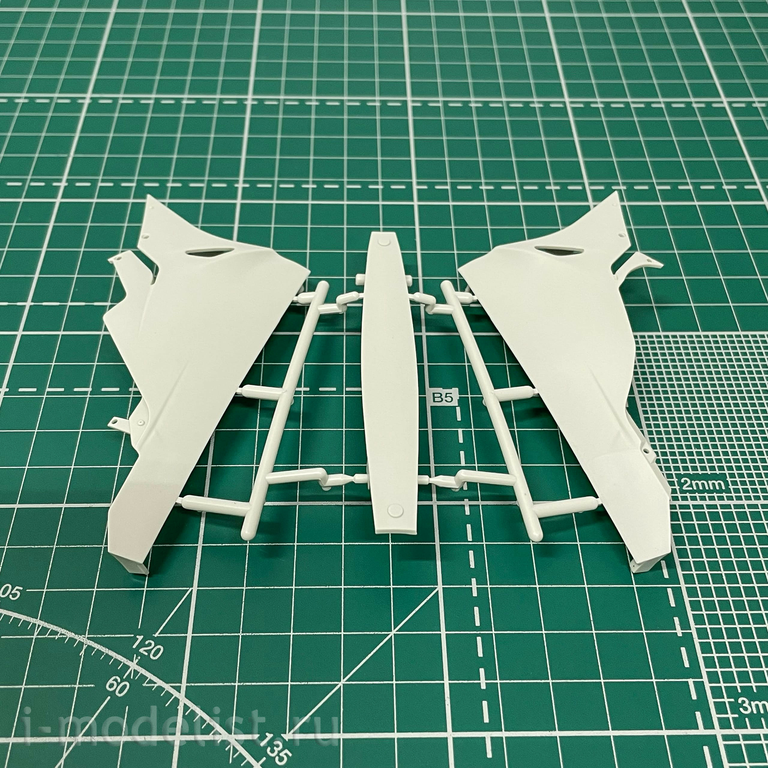 MT-004 Meng 1/9 BMW HP4 Race Motorcycle