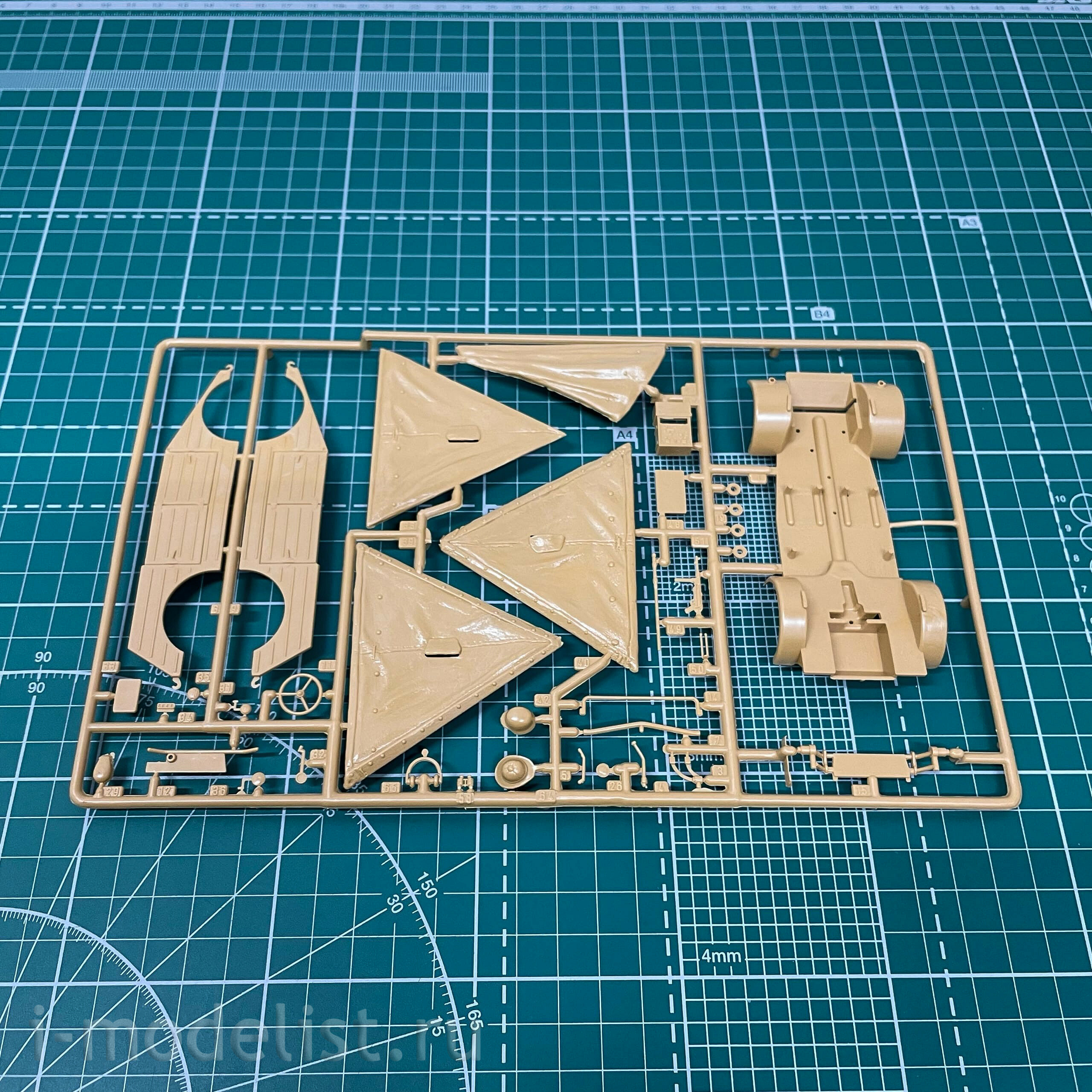 303524 Modeler 1/35 Army car 