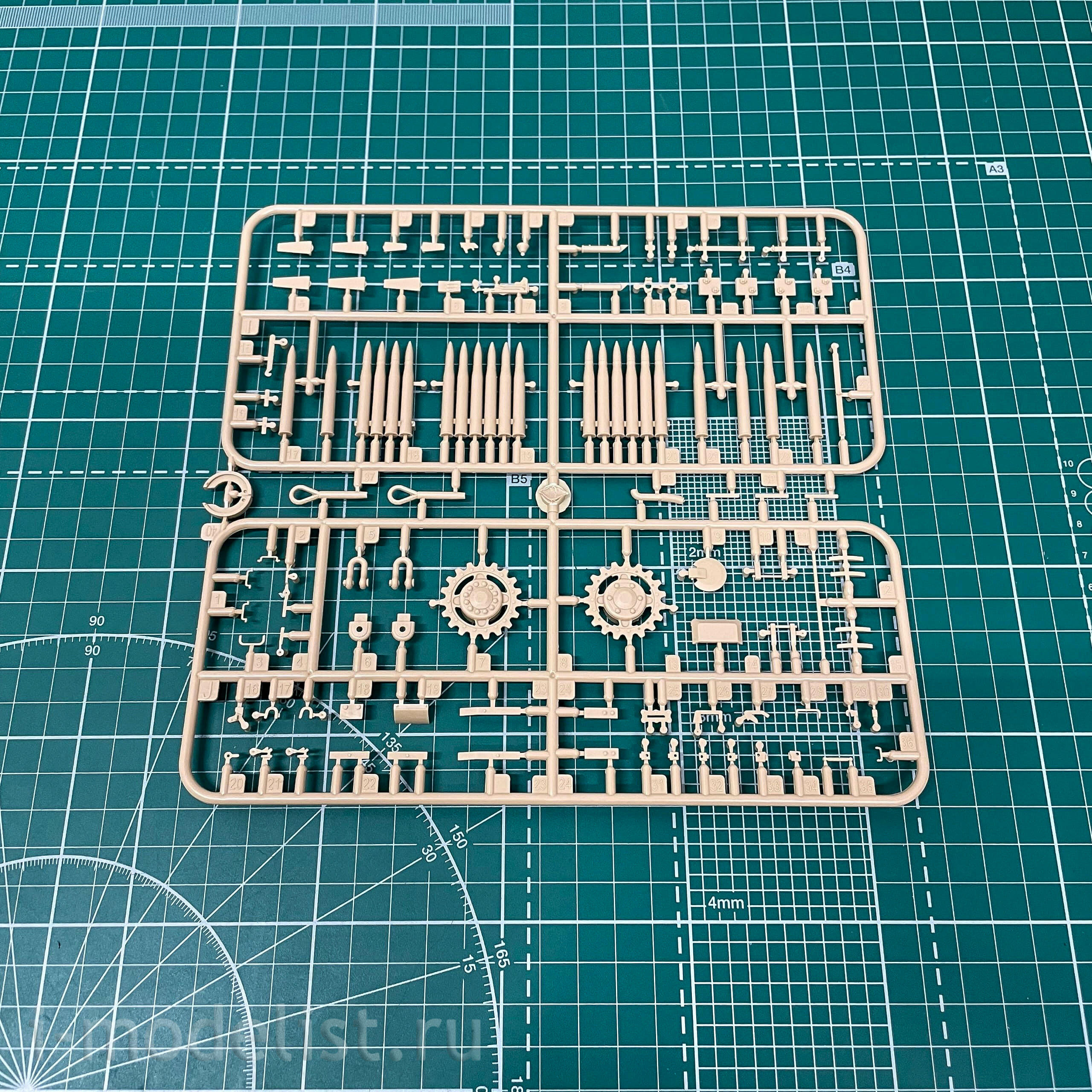 35A033 Amusing Hobby 1/35 ELEFANT Self-propelled gun (interior + zimmerite)