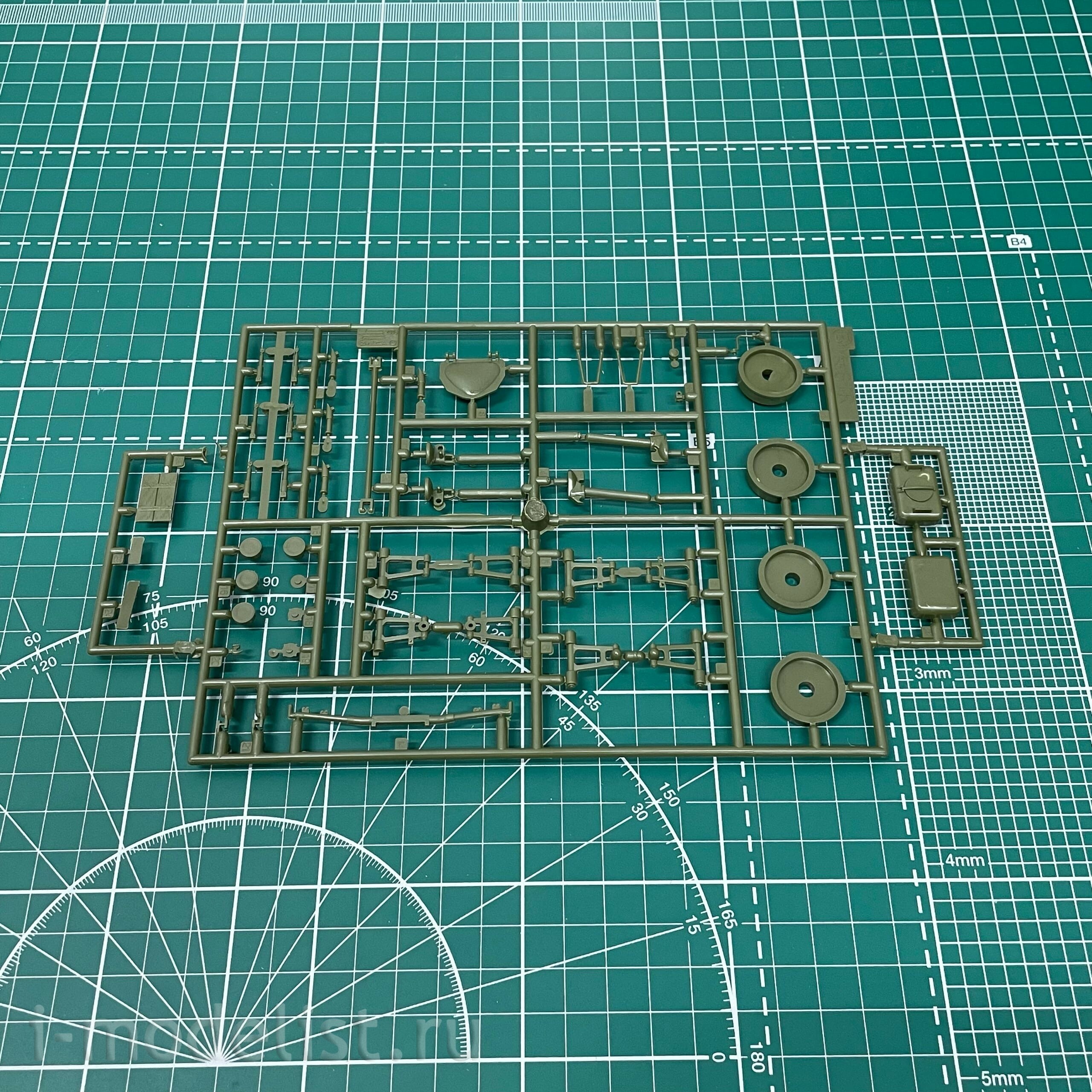 3557 Zvezda 1/35 Soviet BTR-70 (Afghan war)