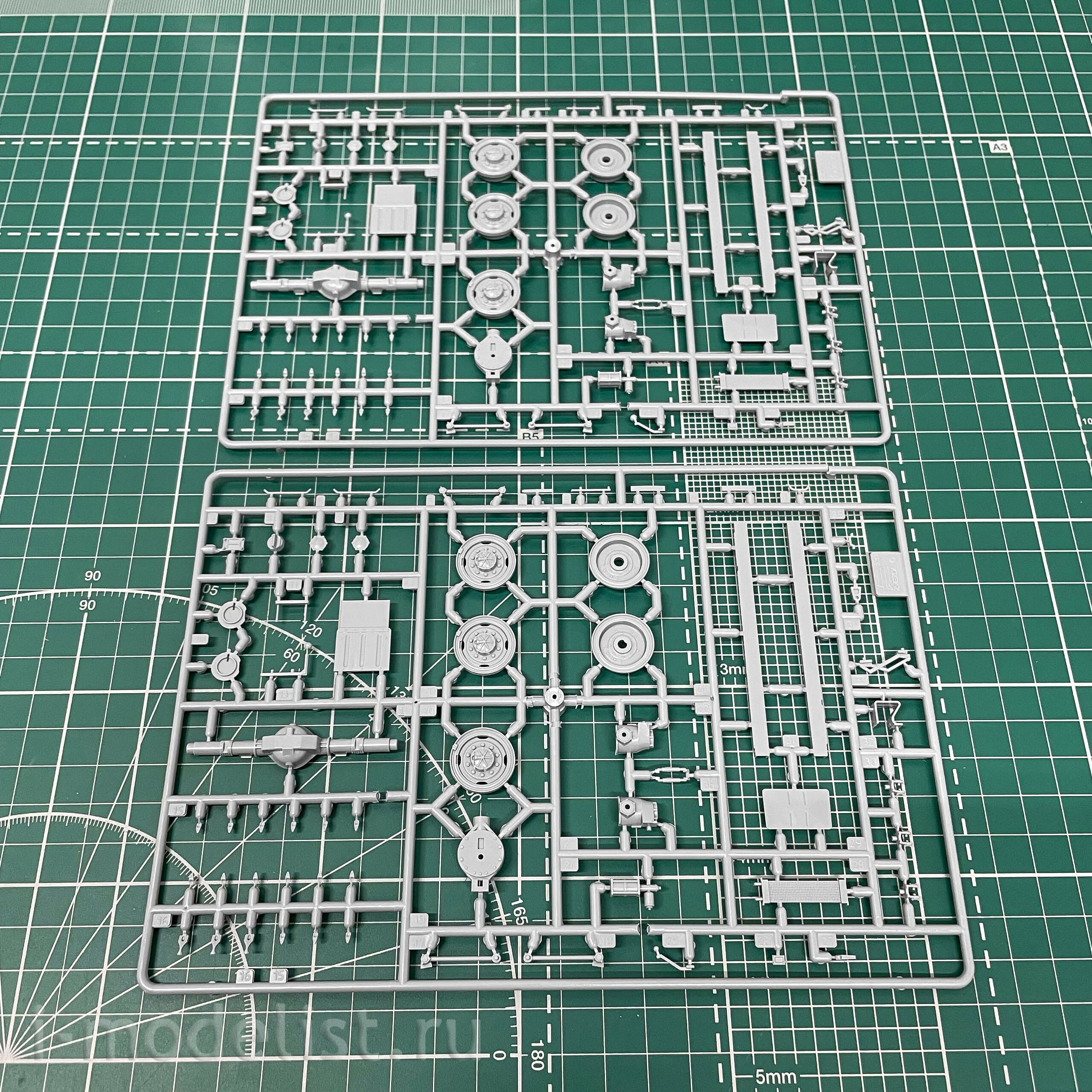 3655 Zvezda 1/35 Russian self-propelled multiple launch rocket system 