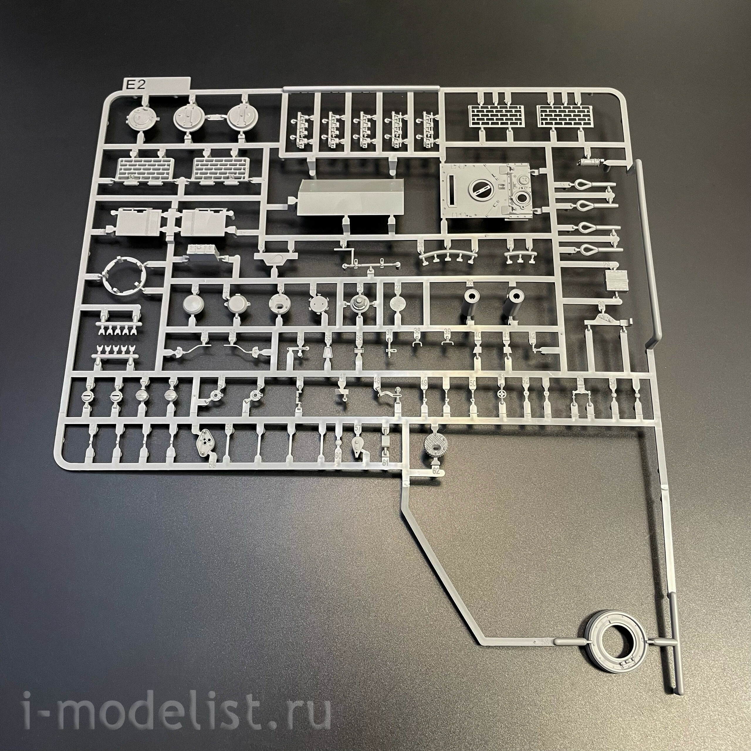 2196 Takom 1/35 Notмецкий тяжёлый танк Sd.Kfz.181 Pz.Kpfw.VI Ausf.E - Tiger I ранний