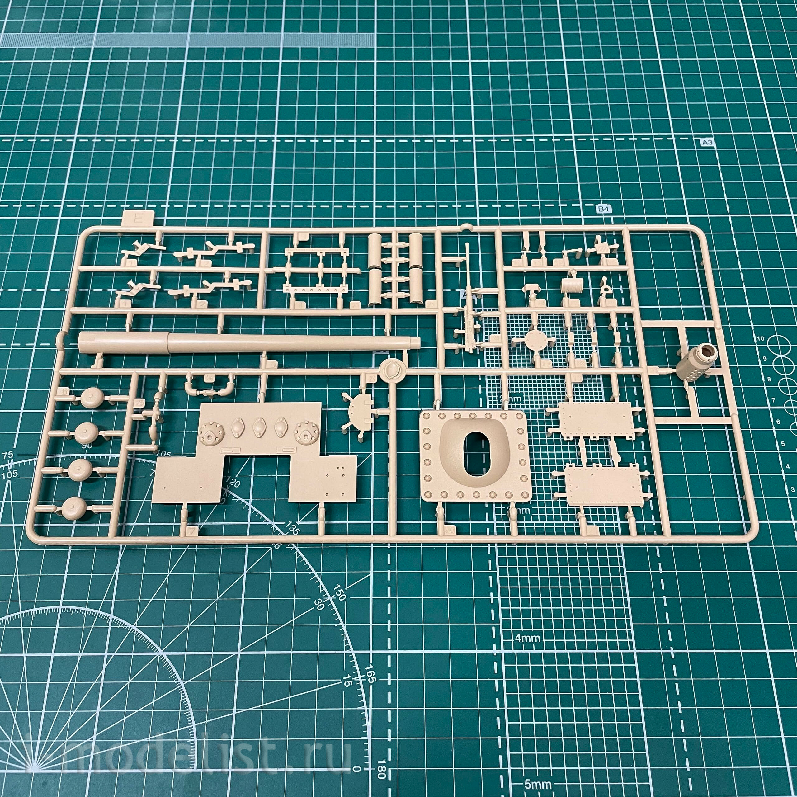 35A017 Amusing Hobby 1/35 JAGDPANZWR E-100