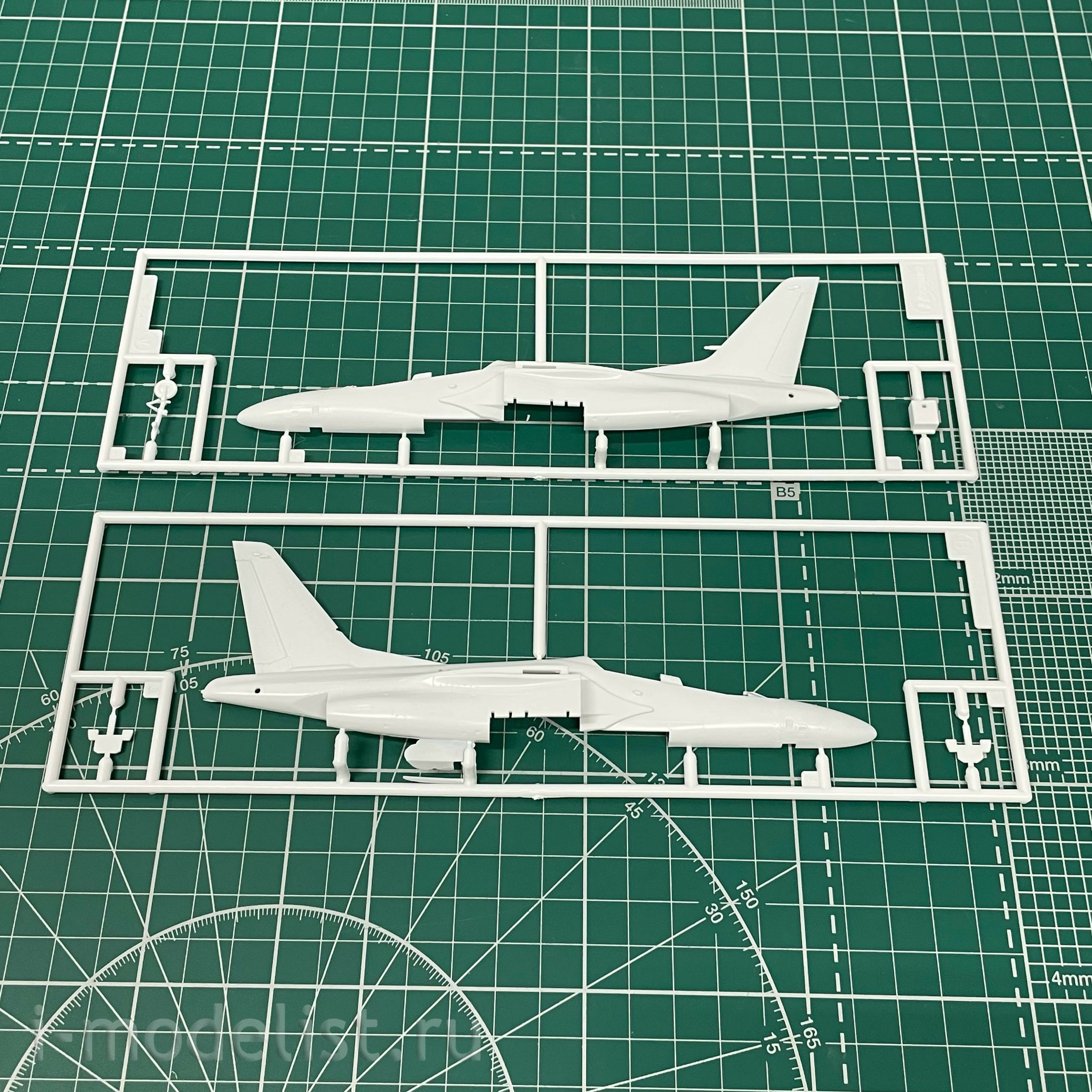 02142 Hasegawa 1/72 Kawasaki T-4 JASDF 60th Anniversary (2 models) Limited Edition
