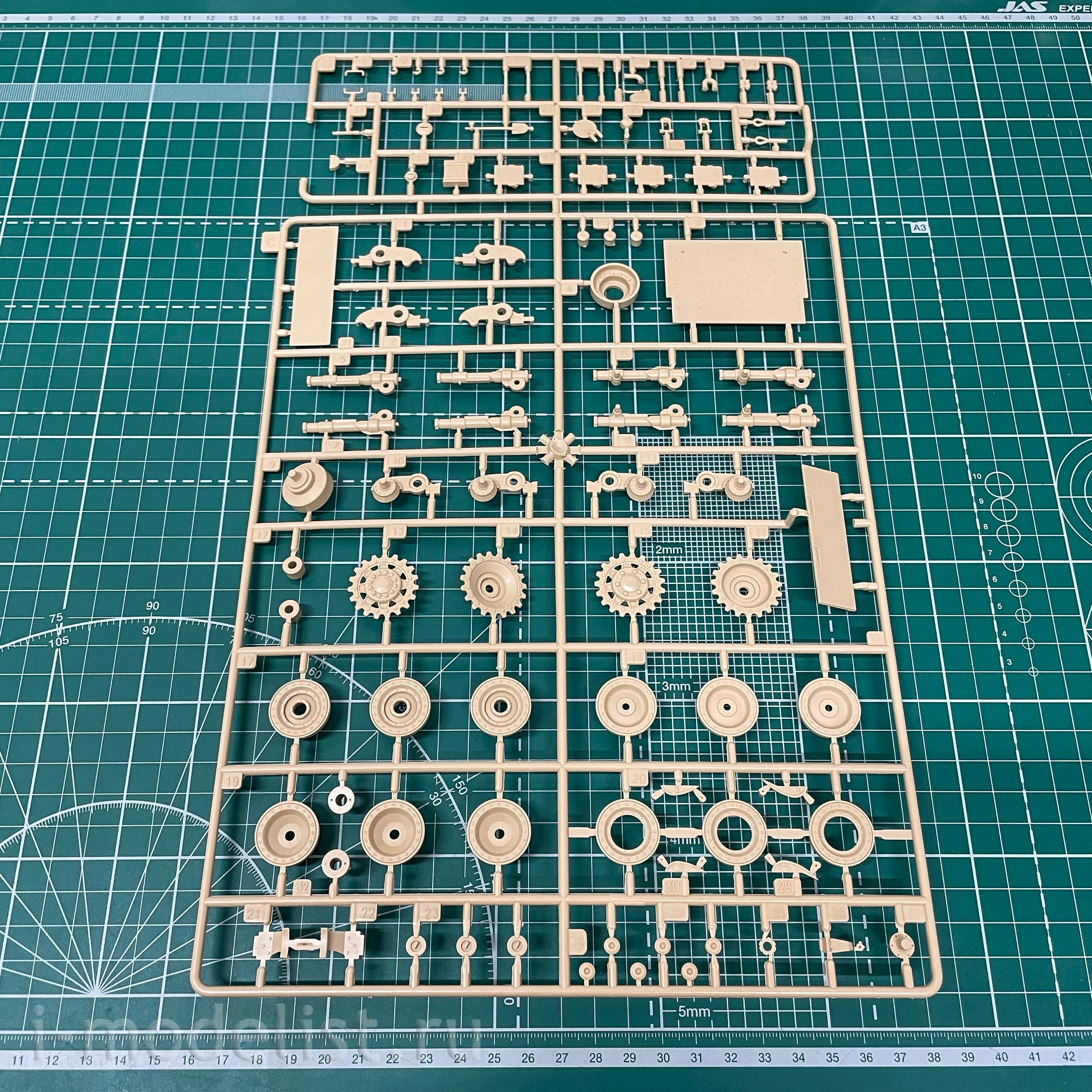 35A033 Amusing Hobby 1/35 ELEFANT Self-propelled gun (interior + zimmerite)