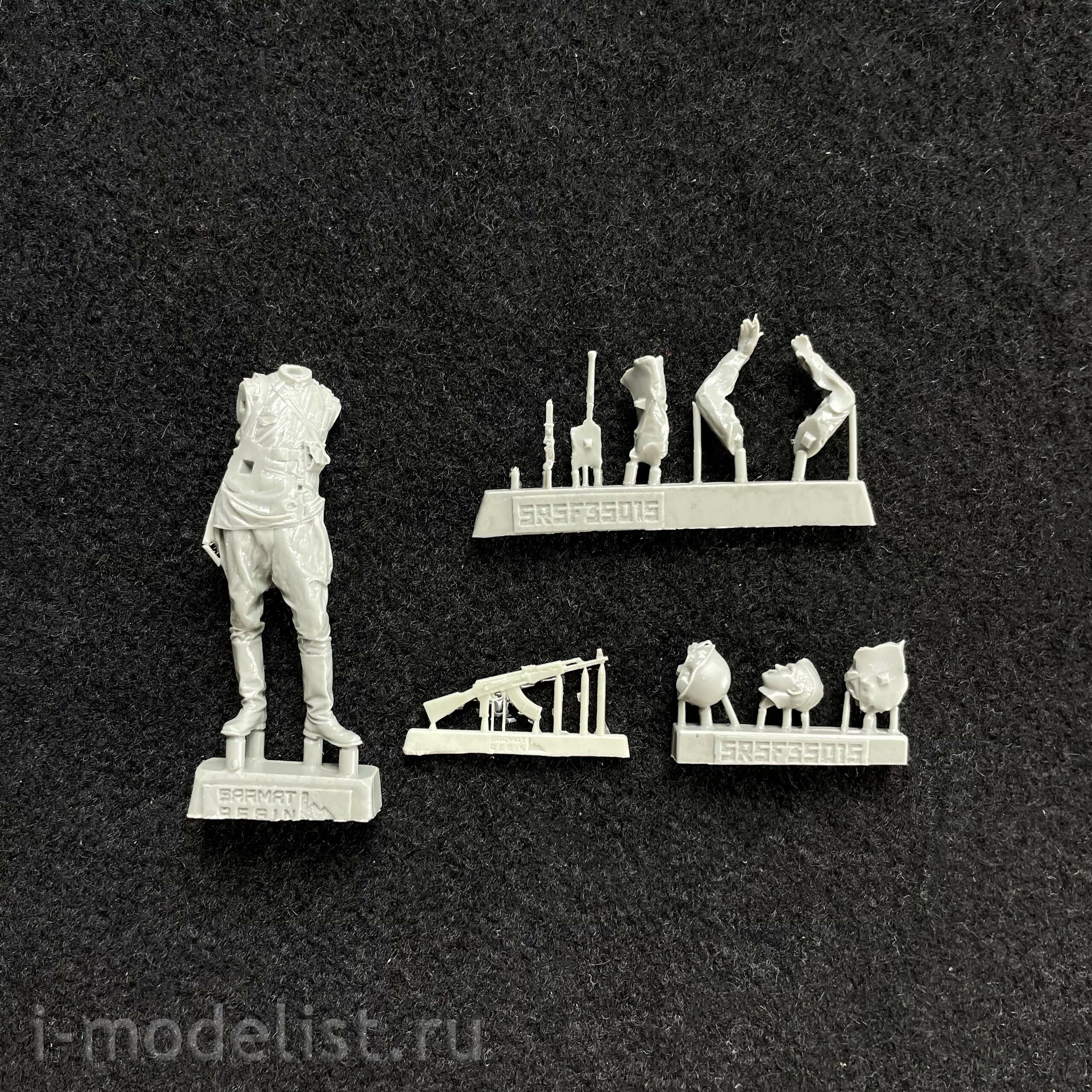 SRsf35015 Sarmat Resin 1/35 Submachine gunner on a smoke break SA 1955-1969