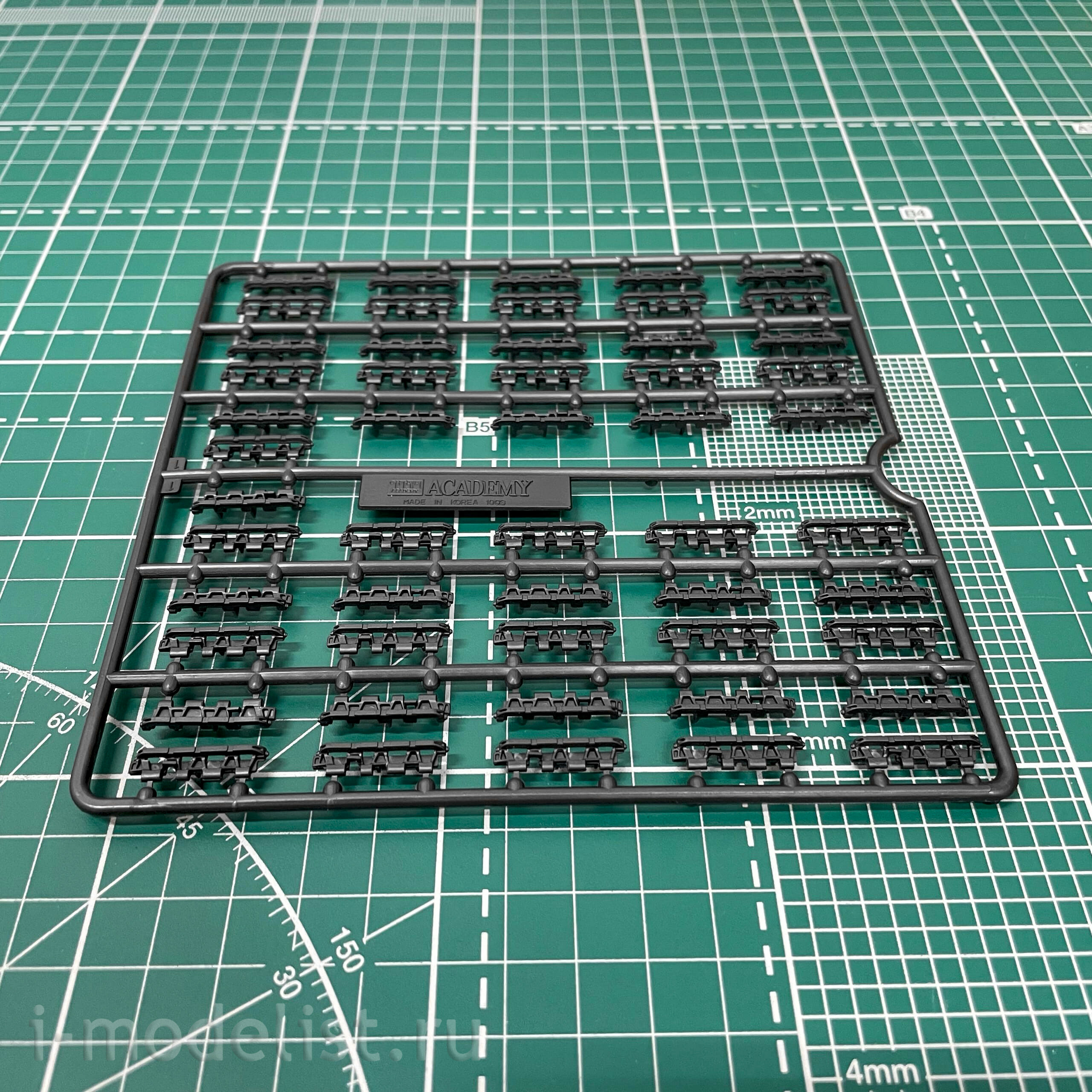 303563 Modeller of 1/35 PzKpfv VI Tiger Ausf. H, Kursk (repackaging of 