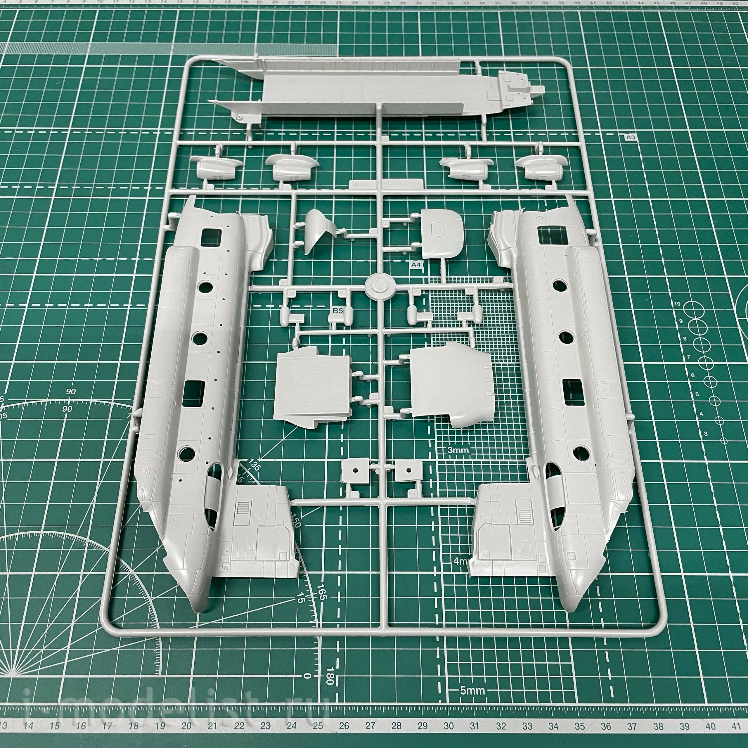 03876 Revell 1/72 American military transport helicopter MH-47 Chinook