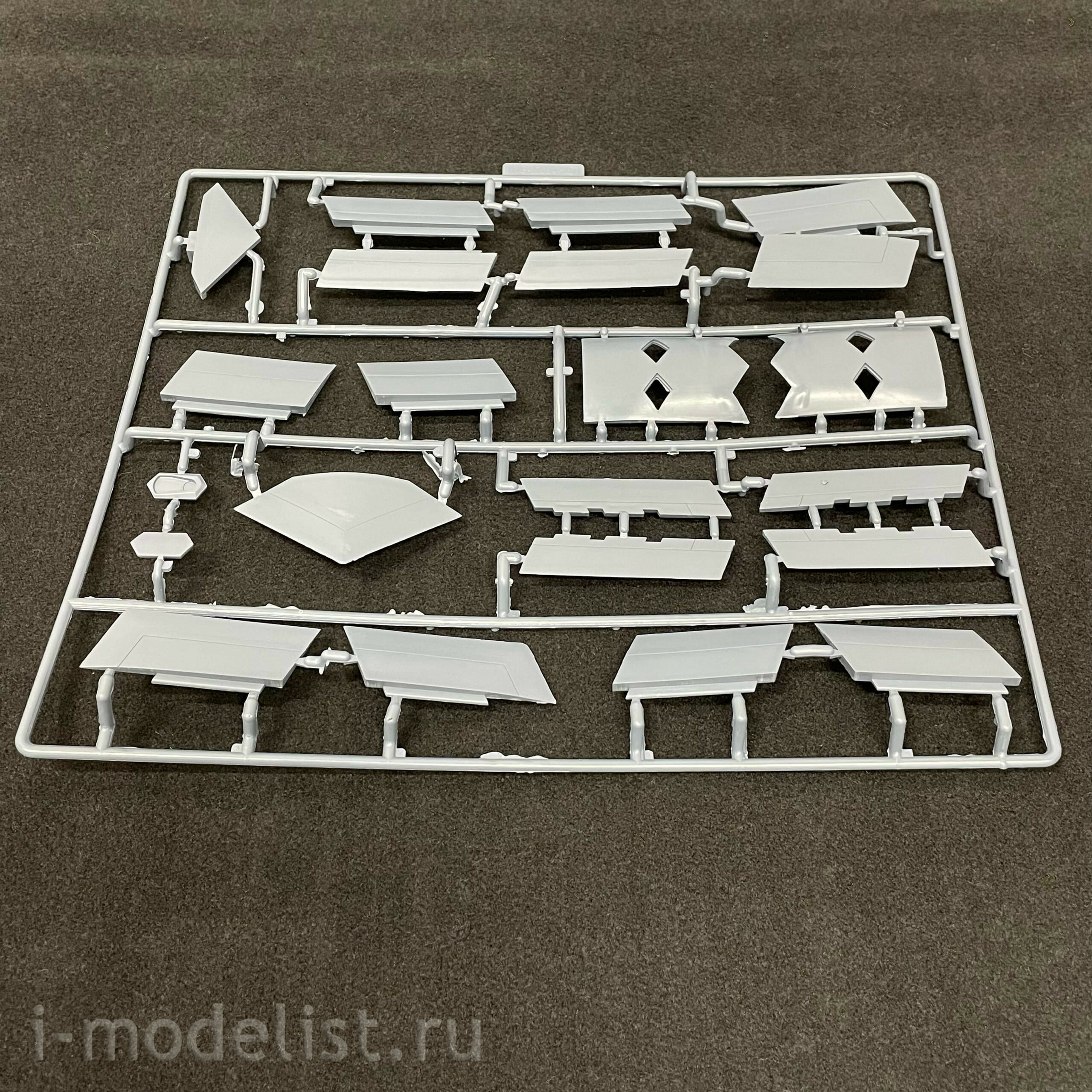 UA72214 Modelcollect 1/72 USAF B-2A Spirit Stealth Bomber with AGM-158 Missile