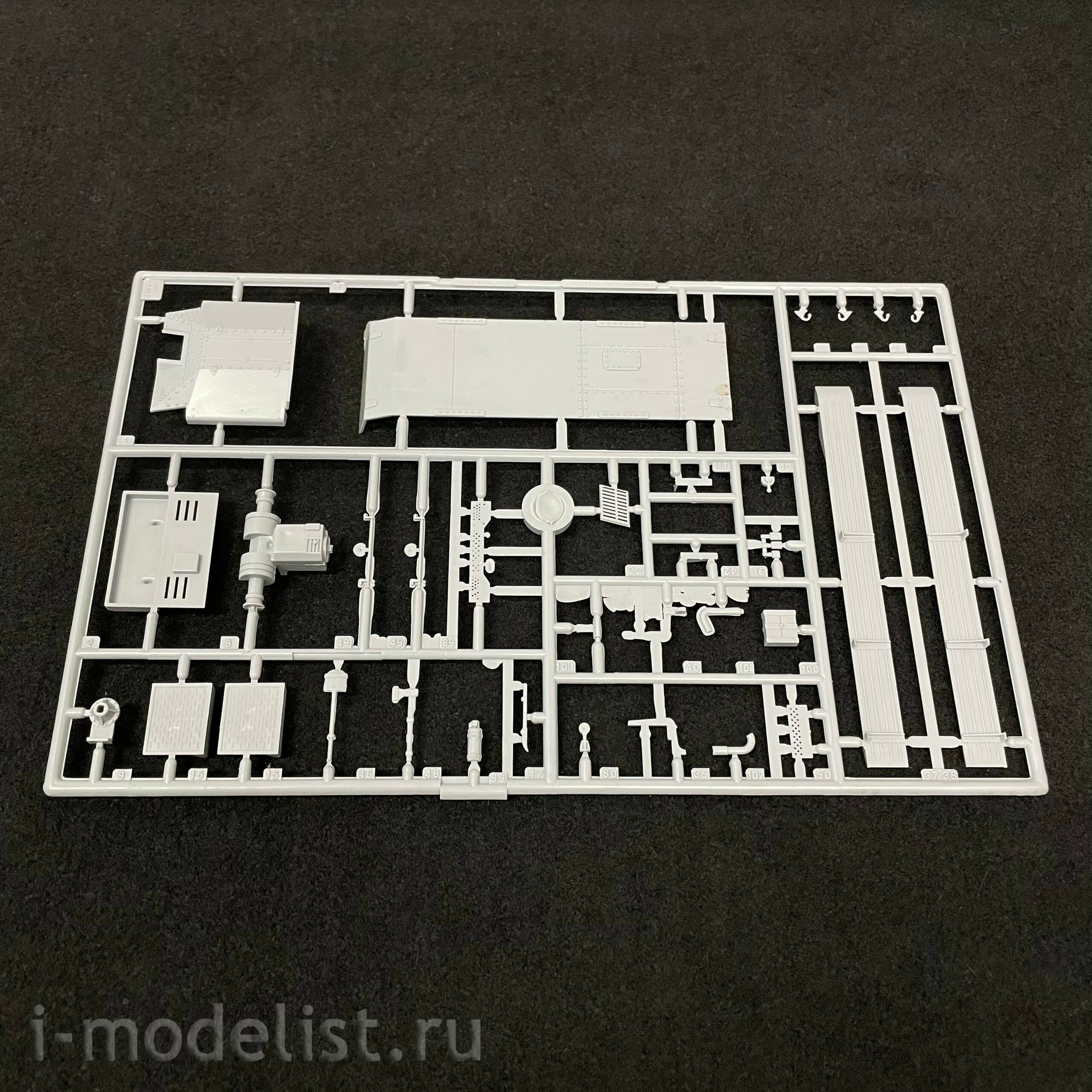 3541 Maket 1/35 Commander's tank PzBfwg 38t (Prague)