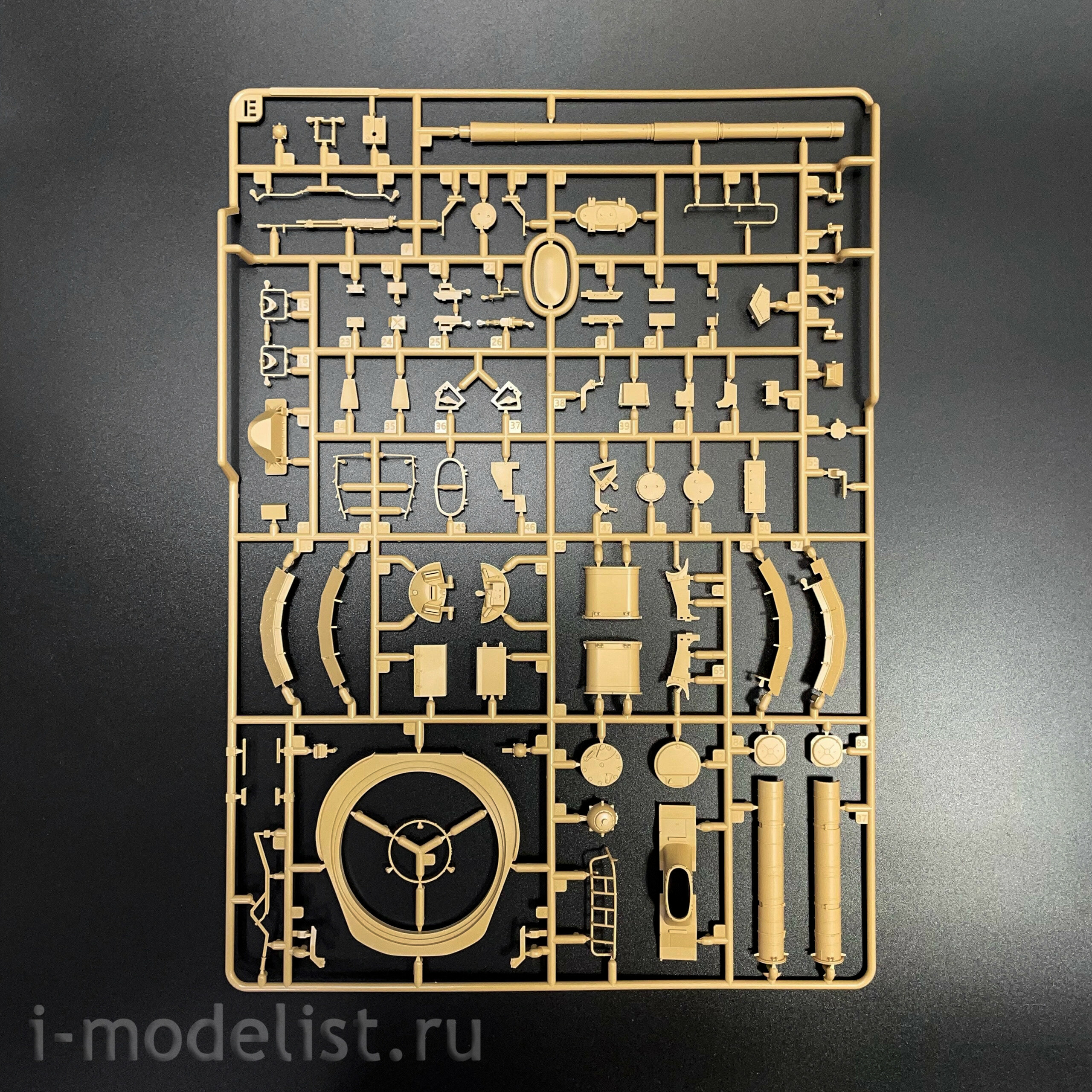 RM-5115 Rye Field Model 1/35 Russian T-80UK tank (licensed by Omsktransmash)