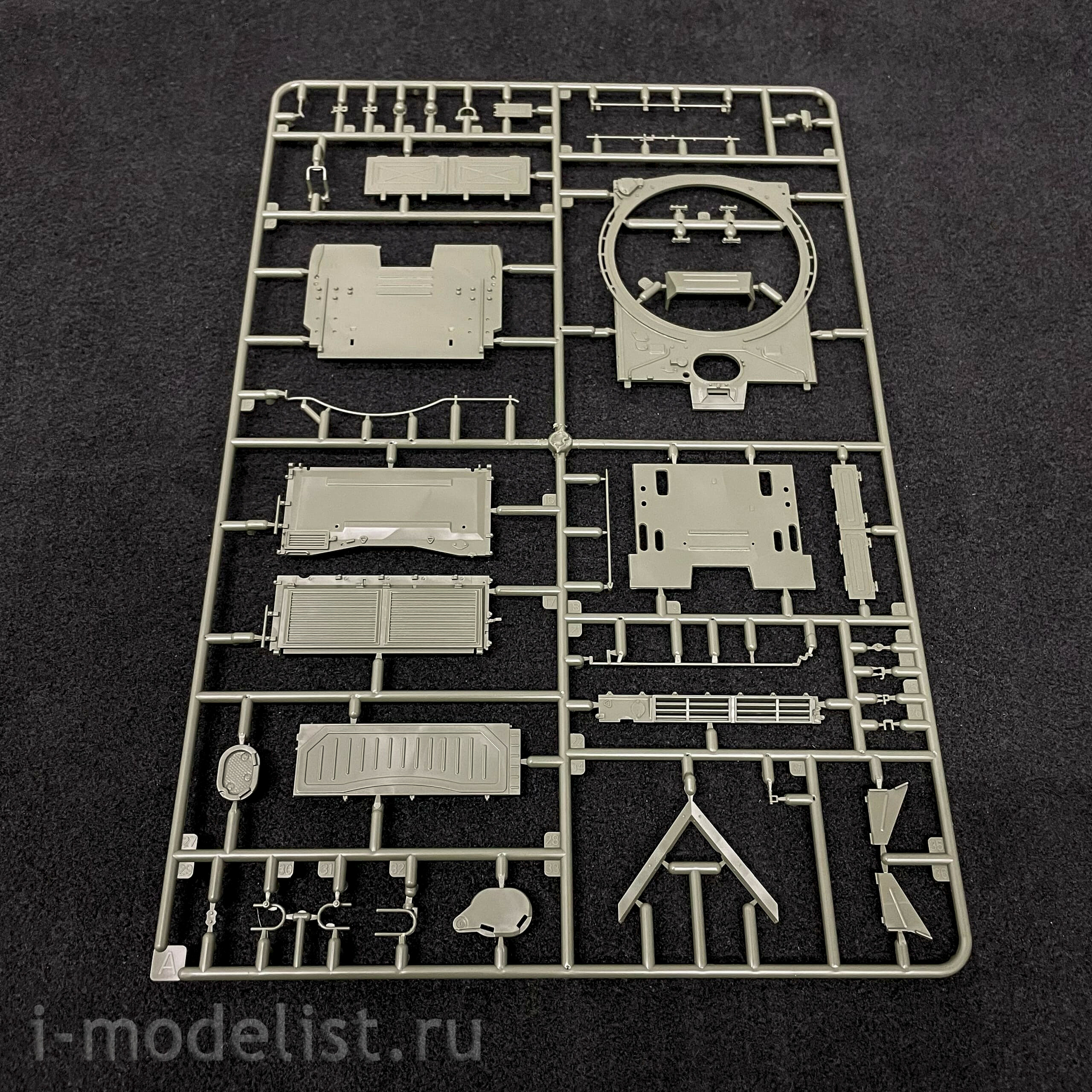 35A041 Amusing Hobby 1/35 Soviet T-72AV tank with full interior (under license from UVZ)