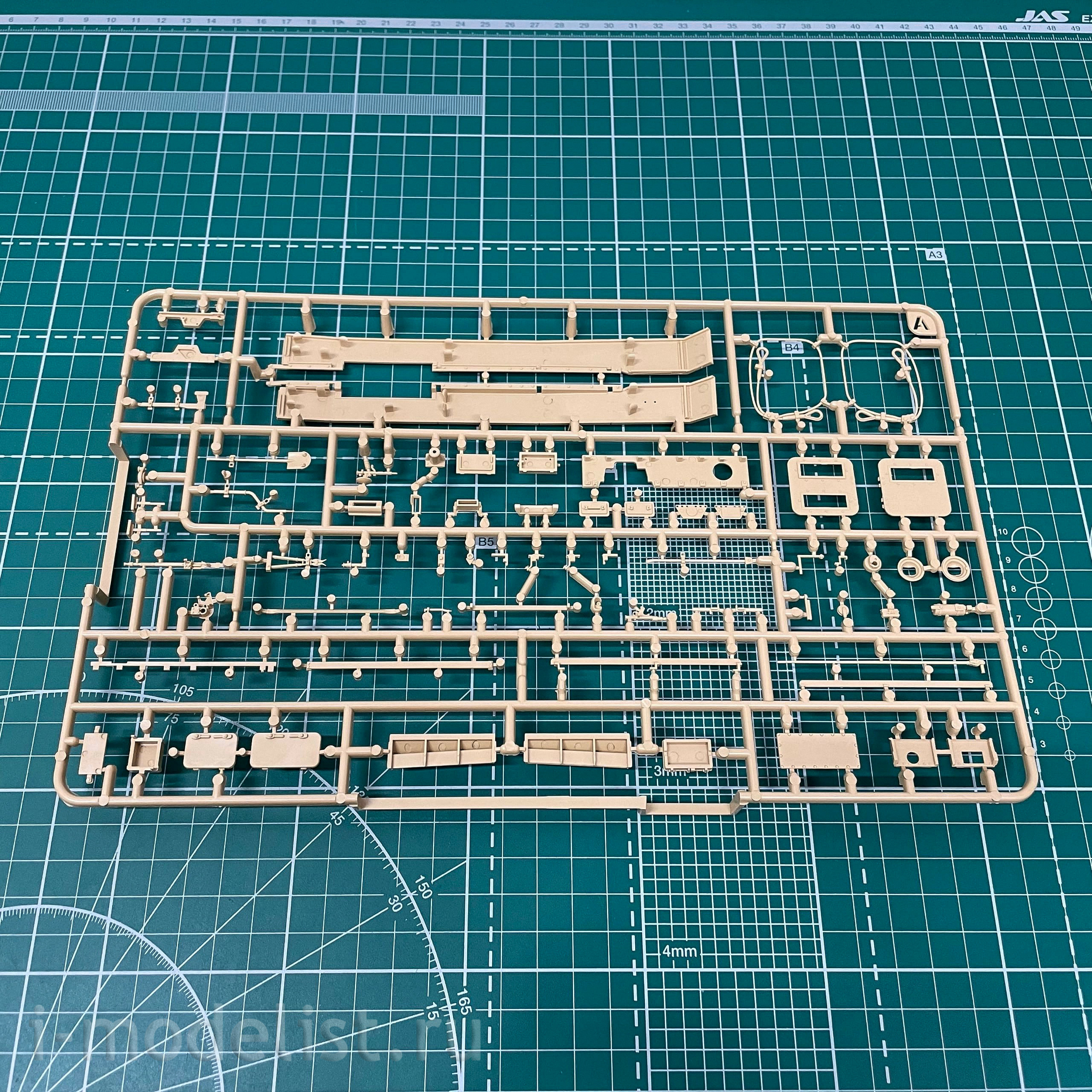 RM-5069 Rye Field Model 1/35 StuG. III Ausf. G Early Production with working tracks